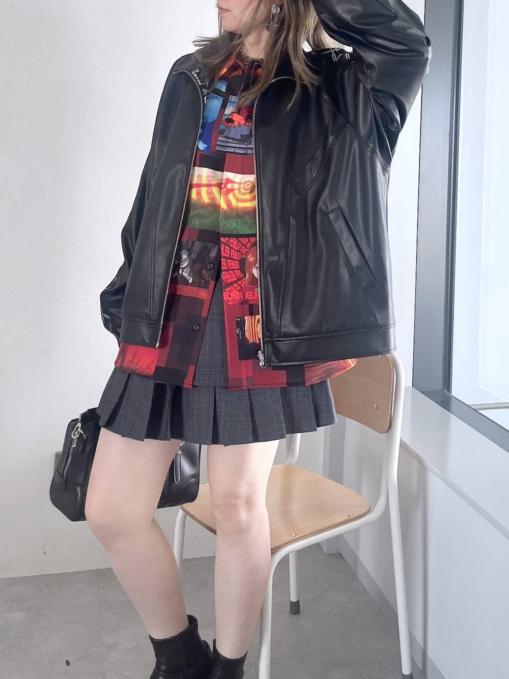 「若見え、モード、カジュアル、女子会、高身長、着痩せ、きれいめ、HARE、着痩せ・細見え、Over40スタッフ、ユニセックス、シャツ、ブルゾン」｜「HAREのヴィンテージボストンバッグ(HARE)（ボストンバッグ、ブラック系）」を使った、inhhhan®さん（レディース・165cm）の夏コーディネートの6枚目の写真