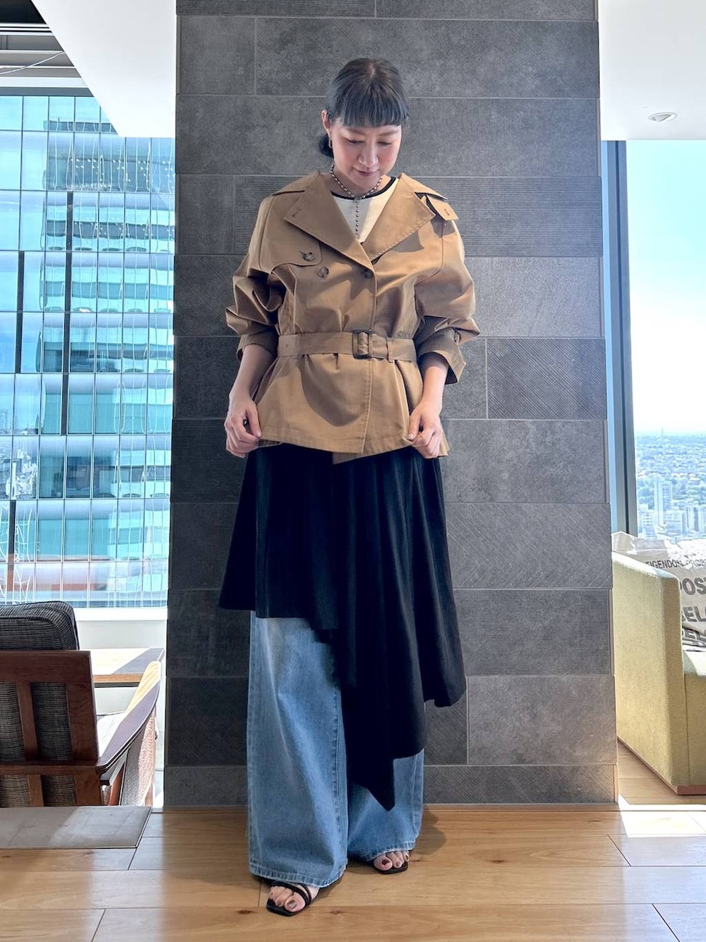 ブルー系のデニムパンツ、ホワイト系のTシャツ/カットソー、ブラック系のワンピースを着用したレディースの夏コーディネートの3枚目の写真