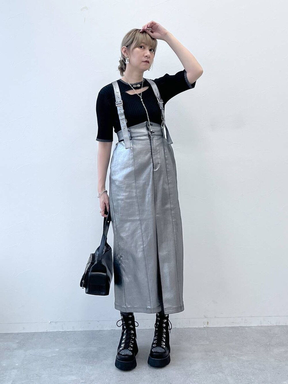 ブラック系のサンダル、ブラック系のショルダーバッグ、シルバー系のスカートを着用したレディースの春コーディネートの2枚目の写真