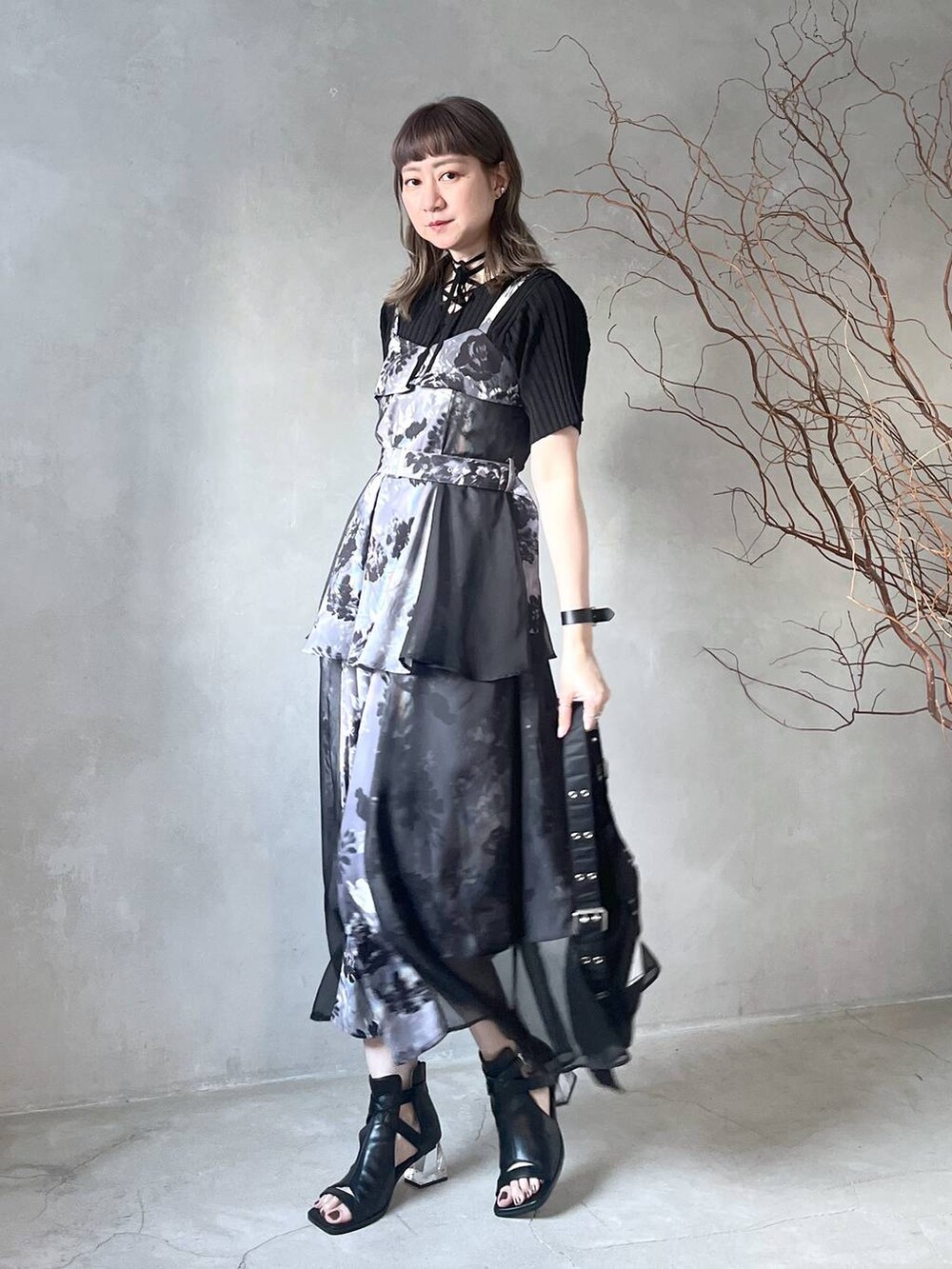 「若見え、モード、カジュアル、女子会、高身長、着痩せ、きれいめ、HARE、着痩せ・細見え、Over40スタッフ、ワンピース、デートコーデ」｜「HAREの2PSETバングル(HARE)（バングル/リストバンド、シルバー系）」を使った、inhhhan®さん（レディース・165cm）の春コーディネートの6枚目の写真