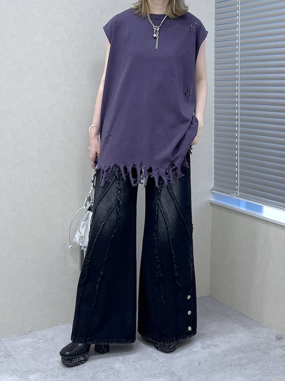 「ユニセックス、デニムパンツ、若見え、モード、カジュアル、女子会、高身長、着痩せ、きれいめ、HARE、着痩せ・細見え、Over40スタッフ」｜「HAREの【UNDERGROUND MODE】ダメージノースリーブカットソー(HARE)（Tシャツ/カットソー、パープル系）」を使った、inhhhan®さん（レディース・165cm）の夏コーディネートの5枚目の写真