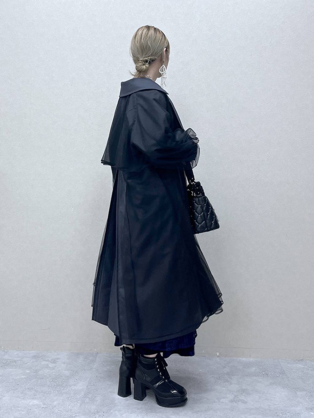 「若見え、モード、カジュアル、女子会、高身長、着痩せ、きれいめ、HARE、着痩せ・細見え、Over40スタッフ、セットアップ、コート、ワントーン」|「HAREのパールリボンピアス(HAERE)(ピアス(両耳用)、シルバー系)」を使った、inhhhan®さん(レディース・165cm)の夏コーディネートの5枚目の写真