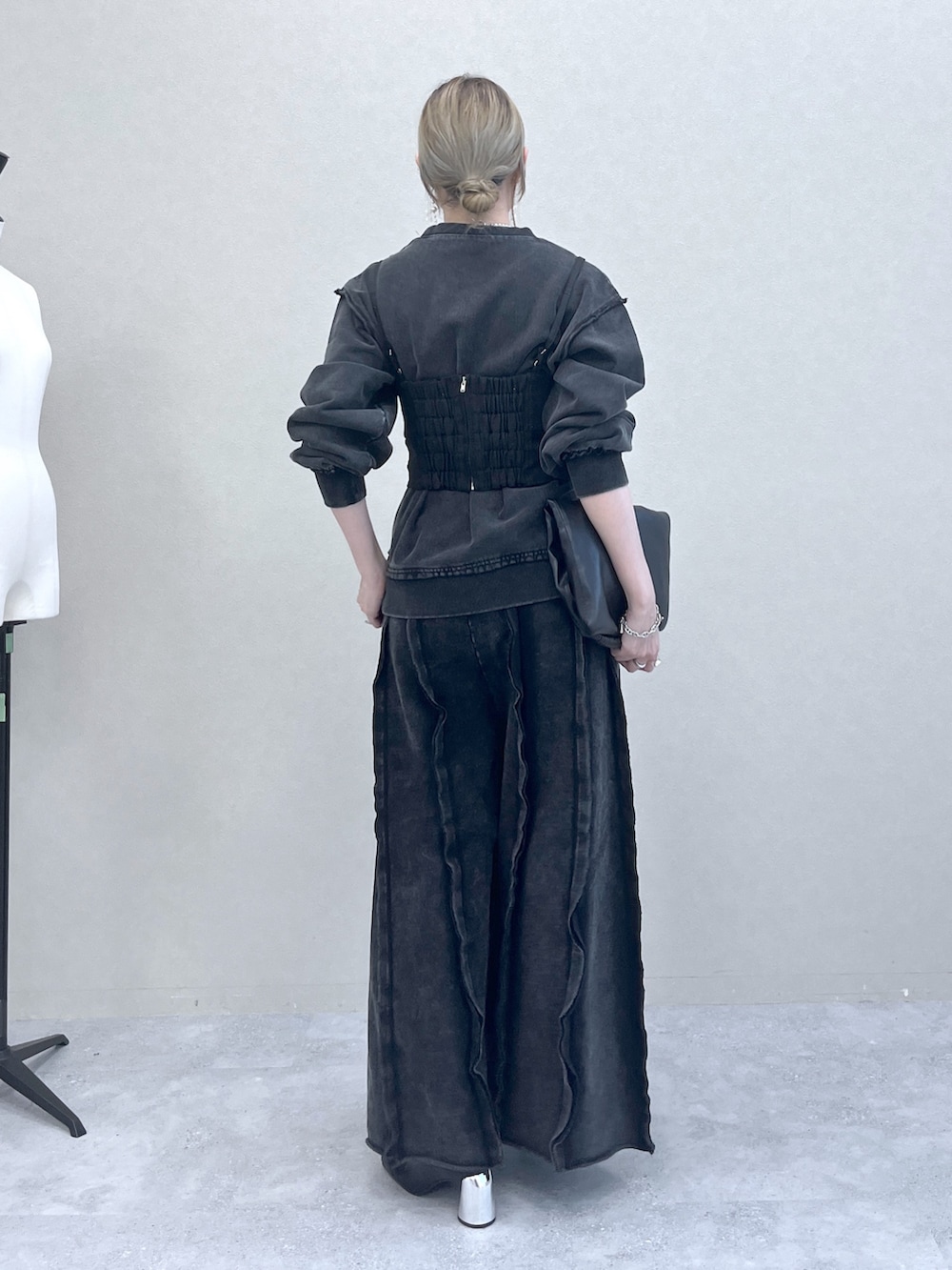 「レイヤードスタイル、お出かけコーデ、アツいコーデ全部見せ、ブラックコーデ、ビスチェ、モノトーン、秋服準備はじめました、HARE、ピグメント、ユニセックス」｜「HAREのメタルヒールストレッチブーツ(HARE)（ブーツ、ブラック系）」を使った、inhhhan®さん（レディース・165cm）の夏コーディネートの6枚目の写真