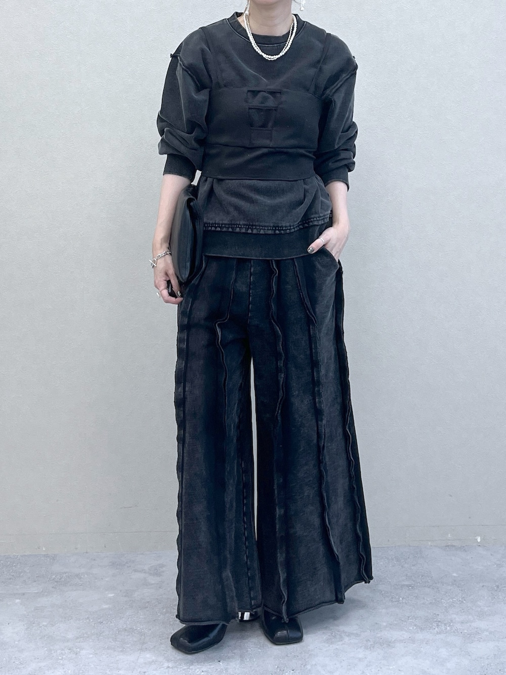 「レイヤードスタイル、お出かけコーデ、アツいコーデ全部見せ、ブラックコーデ、ビスチェ、モノトーン、秋服準備はじめました、HARE、ピグメント、ユニセックス」｜「HAREのメタルヒールストレッチブーツ(HARE)（ブーツ、ブラック系）」を使った、inhhhan®さん（レディース・165cm）の夏コーディネートの5枚目の写真