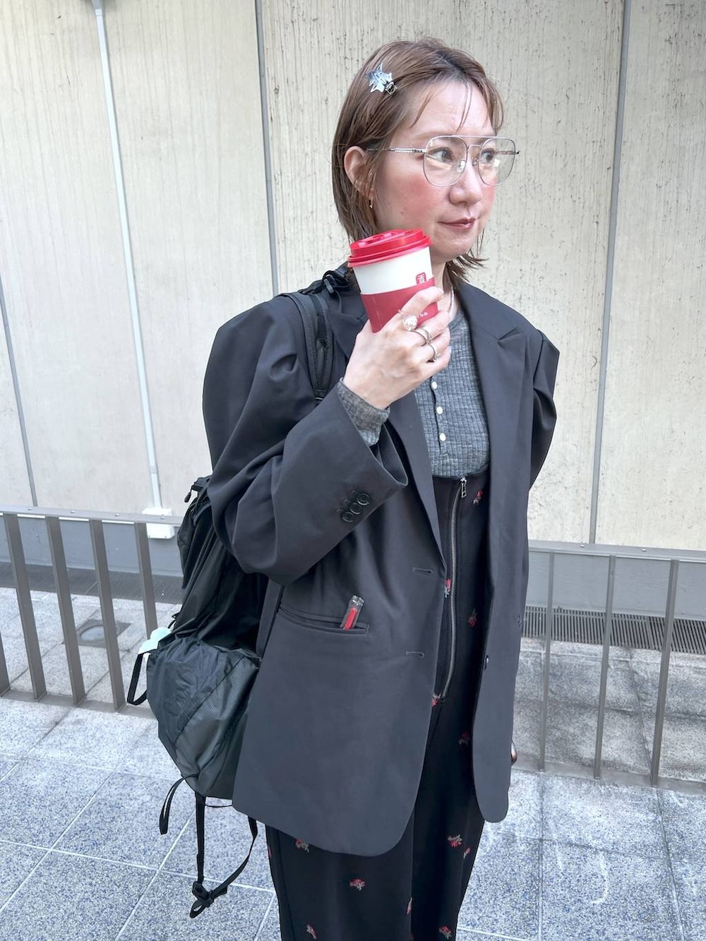 ブラック系のサロペット/オーバーオールを着用したレディースの冬コーディネートの4枚目の写真