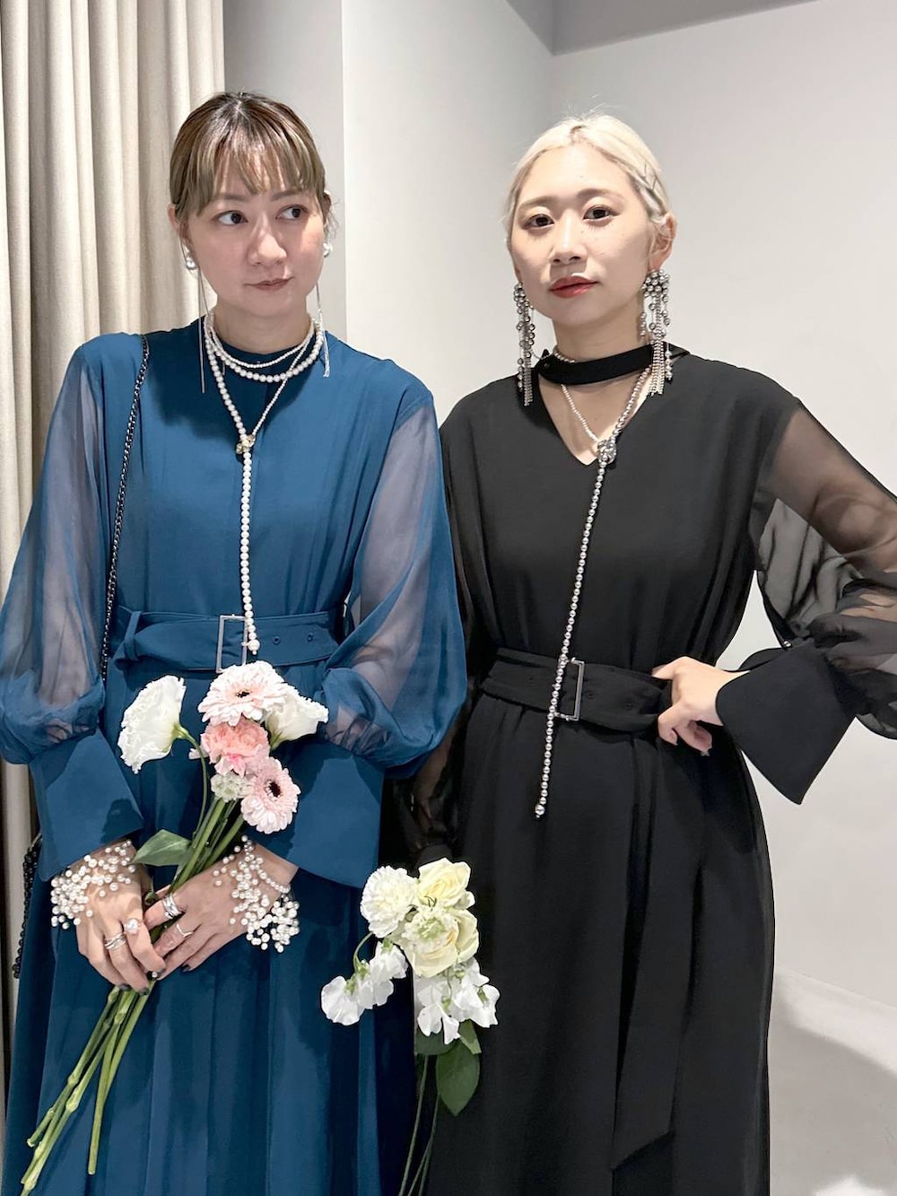 ブラック系のドレス、ブルー系のドレス、ブラック系のショルダーバッグを着用したレディースの冬コーディネートの2枚目の写真