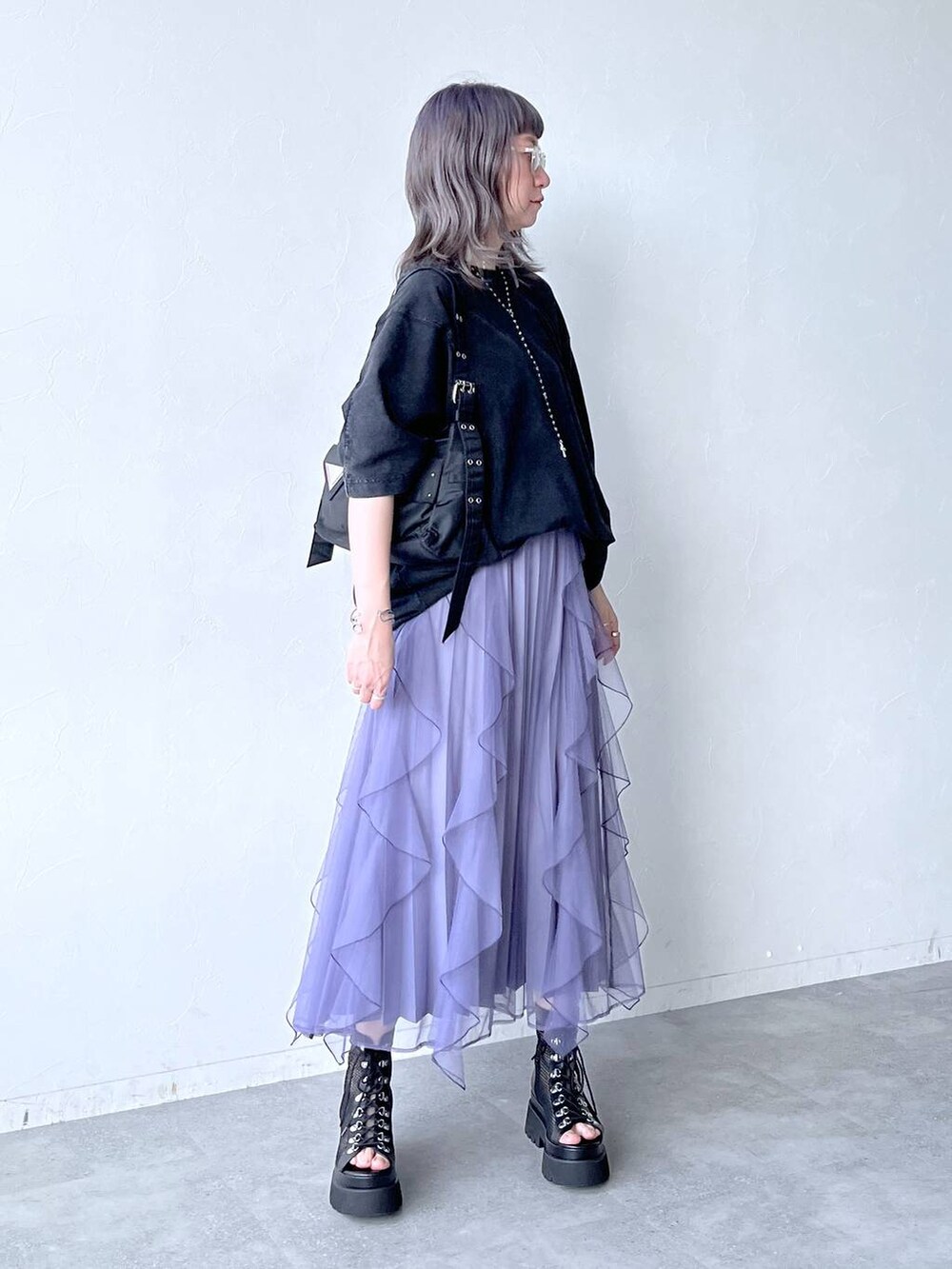 「着痩せ、Tシャツ、Over40スタッフ、若見え、モード、カジュアル、女子会、高身長、きれいめ、HARE、着痩せ・細見え、スカート」|「HAREのデザインレースアップブーサン(HARE)(サンダル、ブラック系)」を使った、inhhhan®さん(レディース・165cm)の春コーディネートの9枚目の写真