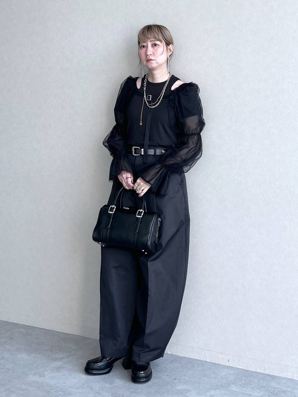 ブラック系のカーディガン/ボレロ、ブラック系のチノパンツ、ブラック系のTシャツ/カットソーを着用したレディースの夏コーディネートの6枚目の写真