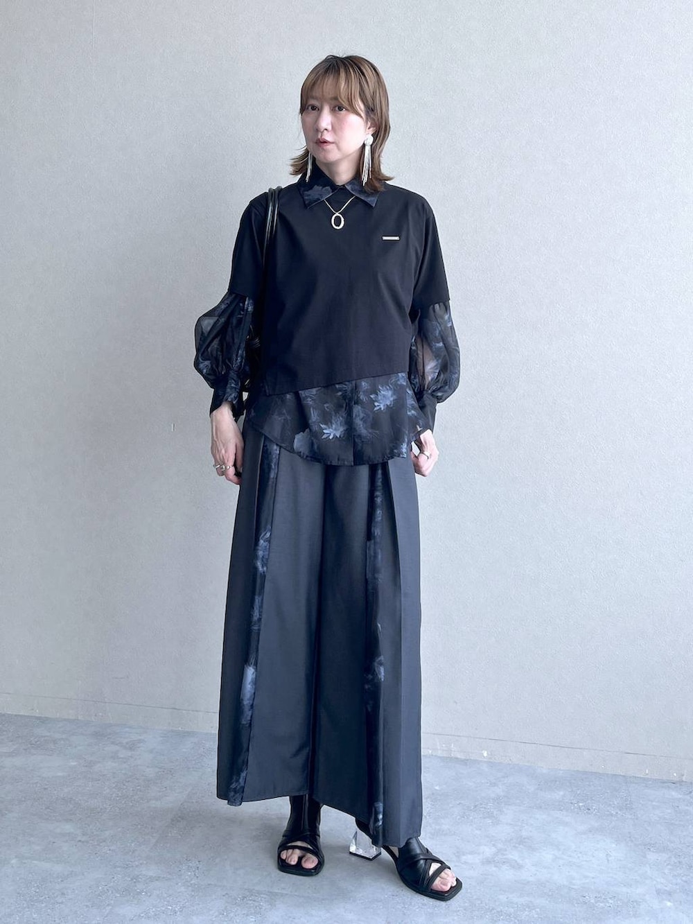 ブラック系のTシャツ/カットソー、ブラック系のサンダル、ブラック系のシャツ/ブラウスを着用したレディースの春コーディネートの7枚目の写真