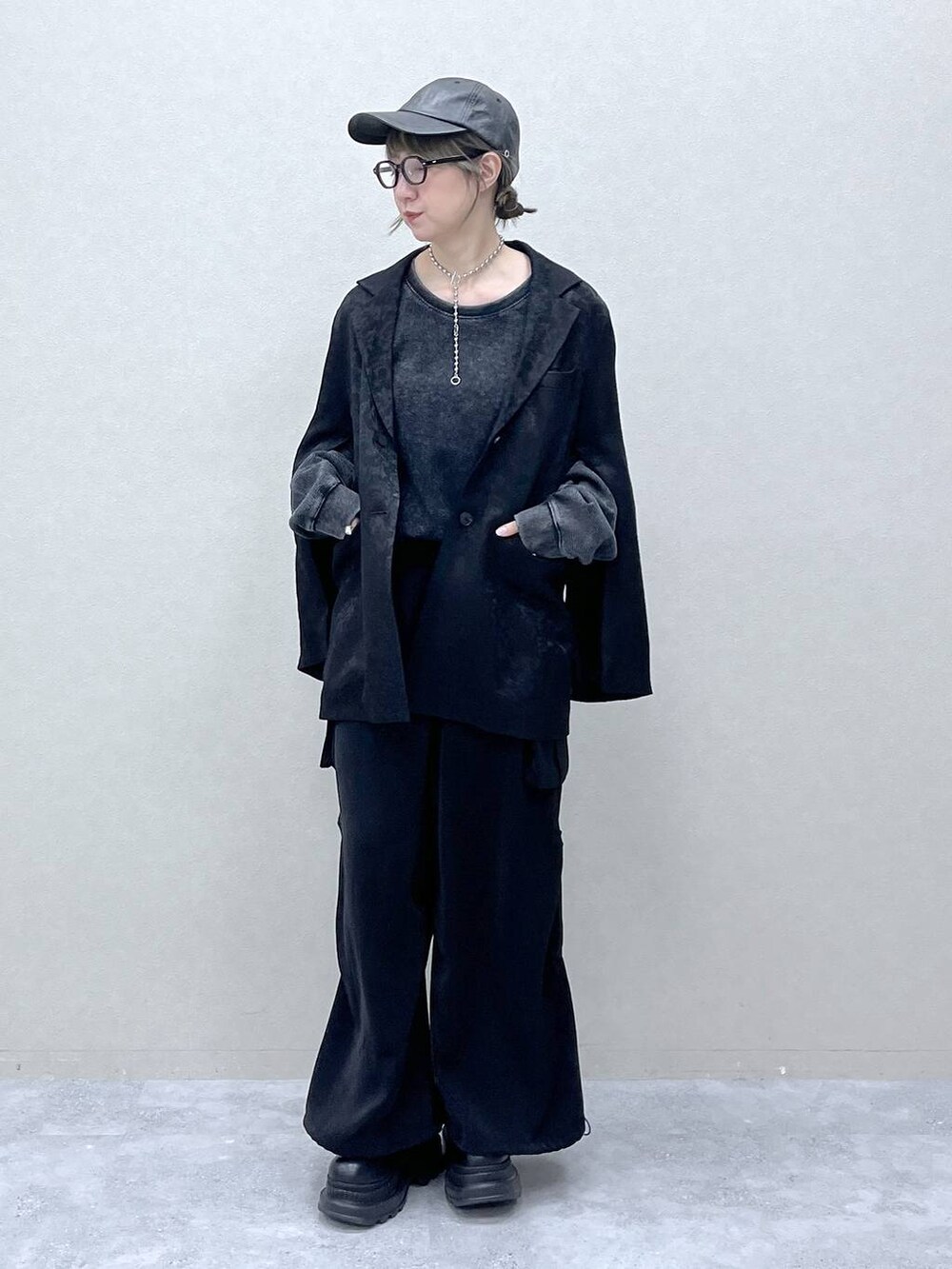 ブラック系のブーツ、ブラック系のテーラードジャケット、グレー系のTシャツ/カットソーを着用したレディースの冬コーディネートの6枚目の写真