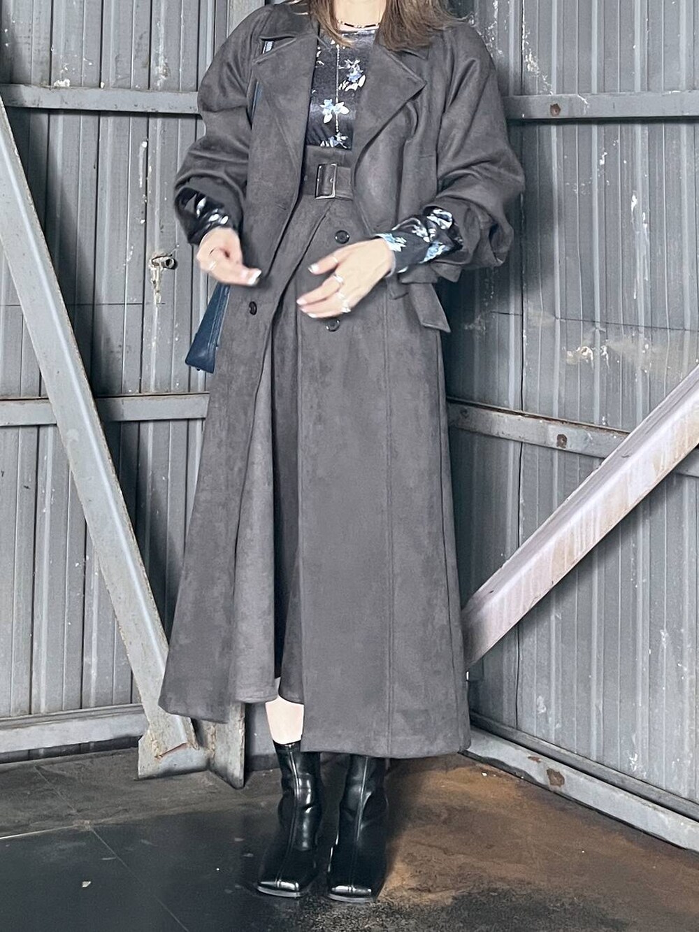 「若見え、モード、カジュアル、女子会、高身長、着痩せ、きれいめ、HARE、着痩せ・細見え、Over40スタッフ、セットアップ、秋コーデ、秋冬新作、トレンチコート、スカート」｜「HAREのチャイナロングピアス(HARE)（ピアス（両耳用）、シルバー系）」を使った、inhhhan®さん（レディース・165cm）の夏コーディネートの3枚目の写真