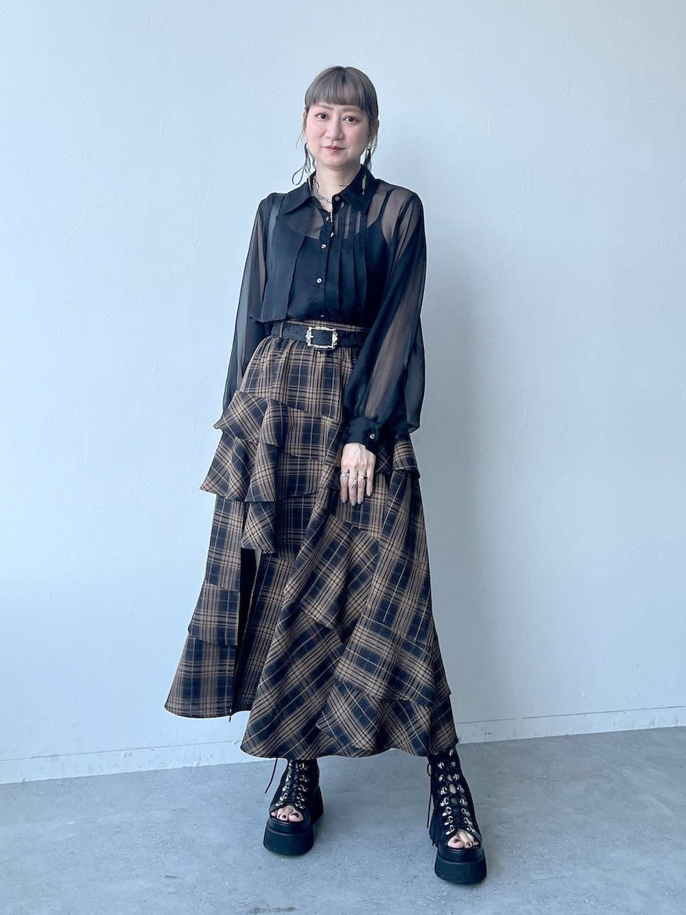「スカート、チェック、シアートップス、若見え、モード、カジュアル、女子会、高身長、着痩せ、きれいめ、HARE、着痩せ・細見え、Over40スタッフ」|「HAREのデザインレースアップブーサン(HARE)(サンダル、ブラック系)」を使った、inhhhan®さん(レディース・165cm)の春コーディネートの2枚目の写真
