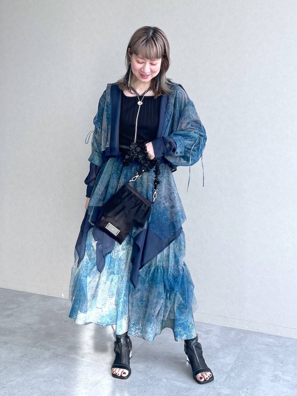 「若見え、モード、HARE、カジュアル、女子会、高身長、着痩せ、きれいめ、着痩せ・細見え、Over40スタッフ、柄シャツ、スカート、セットアップ」|「HAREのストリングデザインタンクトップ(HARE)(タンクトップ、ブラック系)」を使った、inhhhan®さん(レディース・165cm)の夏コーディネートの9枚目の写真