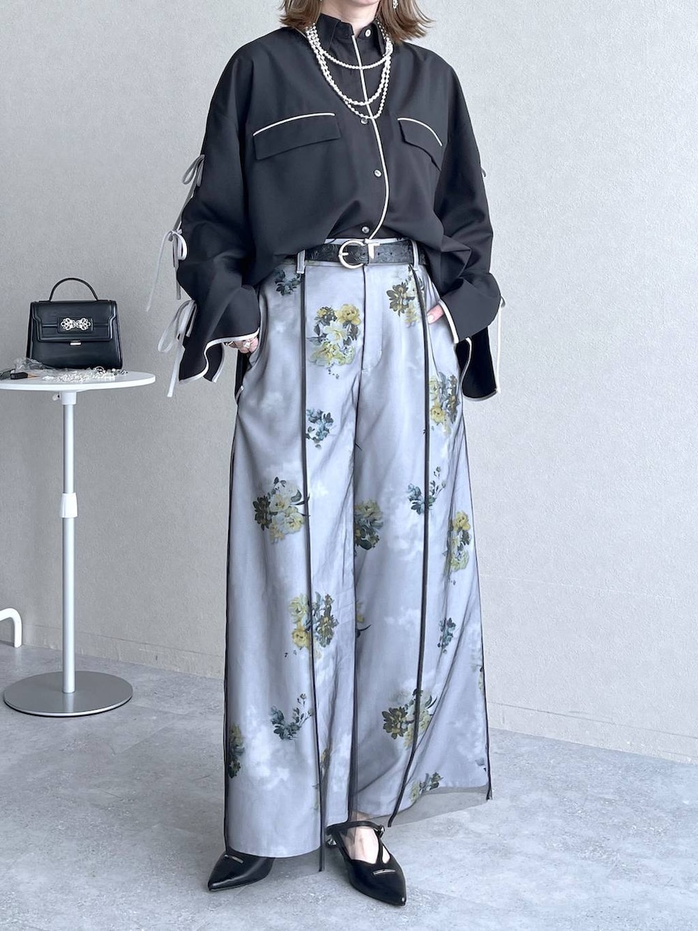 ブラック系のパンプス、ブラック系のシャツ/ブラウス、ホワイト系のその他パンツを着用したレディースの冬コーディネートの5枚目の写真