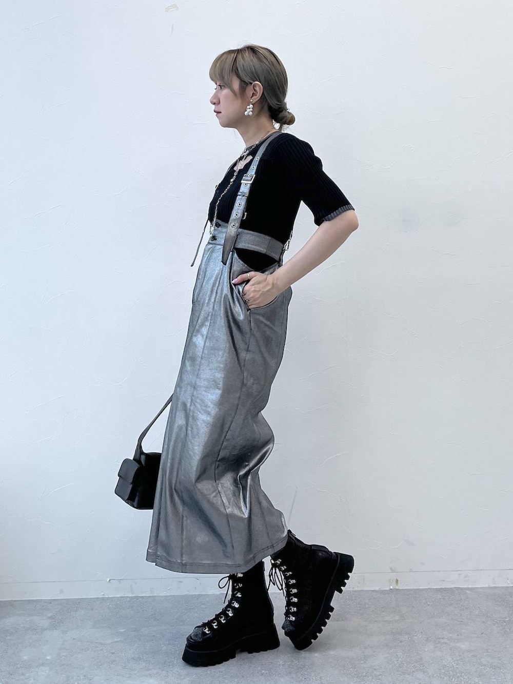 ブラック系のサンダル、ブラック系のショルダーバッグ、シルバー系のスカートを着用したレディースの春コーディネートの5枚目の写真