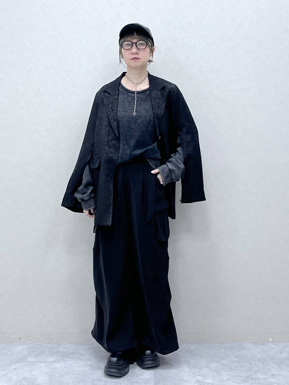 ブラック系のブーツ、ブラック系のテーラードジャケット、グレー系のTシャツ/カットソーを着用したレディースの冬コーディネートの9枚目の写真