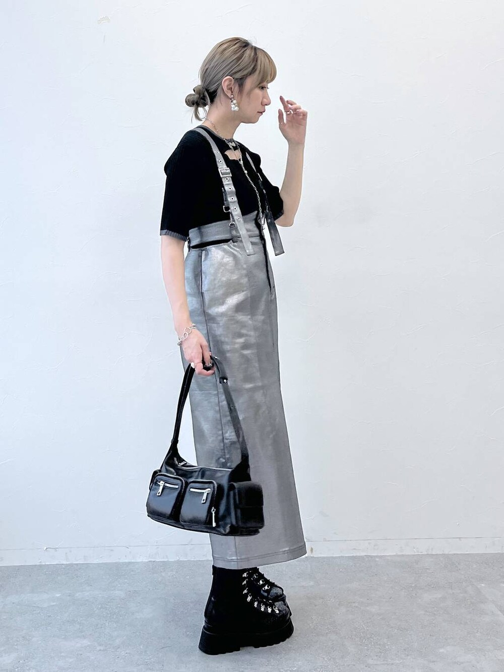 ブラック系のサンダル、ブラック系のショルダーバッグ、シルバー系のスカートを着用したレディースの春コーディネートの6枚目の写真