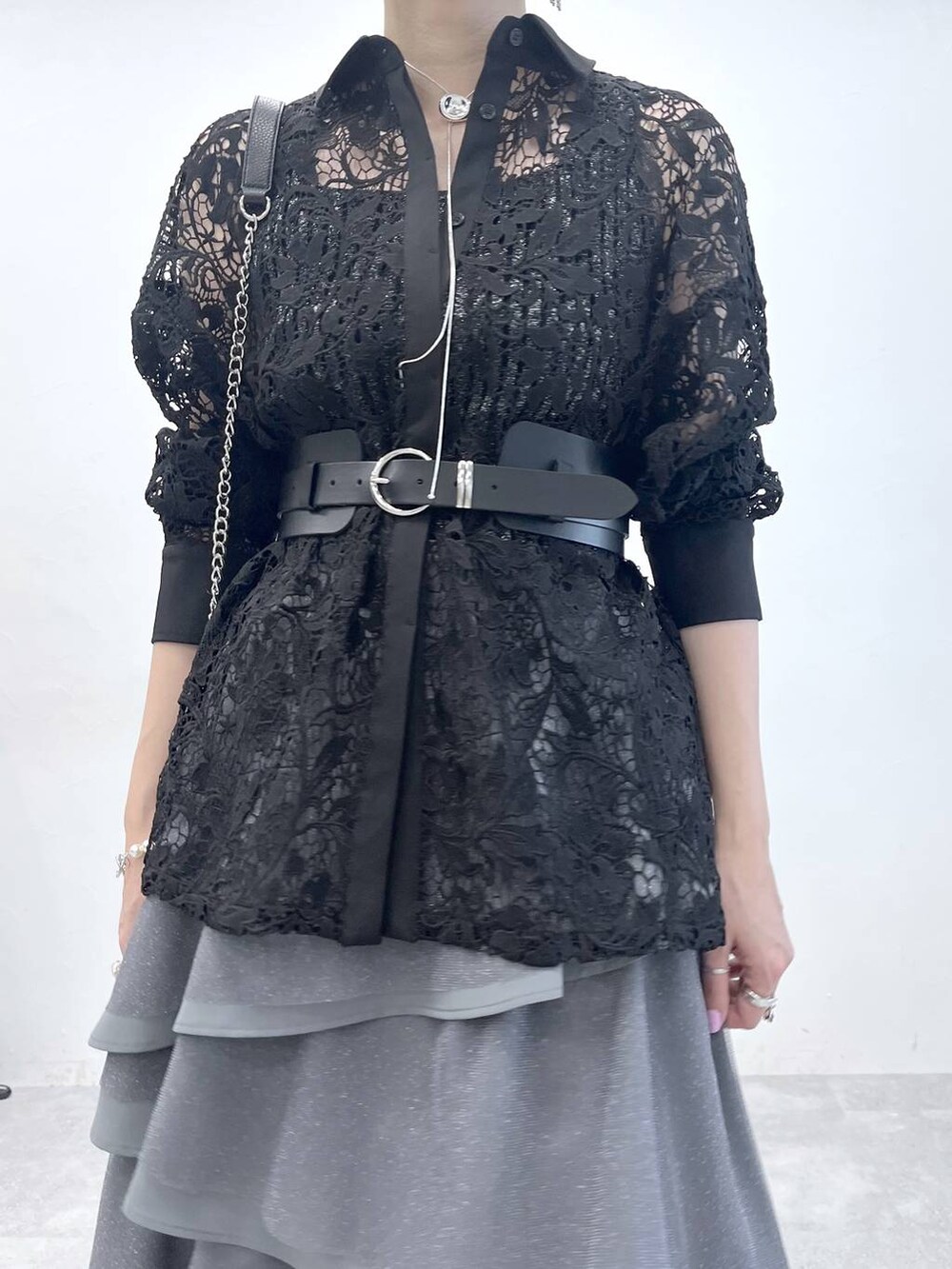 「若見え、Over40スタッフ、モード、カジュアル、女子会、高身長、着痩せ、きれいめ、HARE、着痩せ・細見え、シャツ、スカート、ベルト」｜「HAREのビジューフリンジイヤリング(HARE)（イヤリング、シルバー系）」を使った、inhhhan®さん（レディース・165cm）の春コーディネートの3枚目の写真