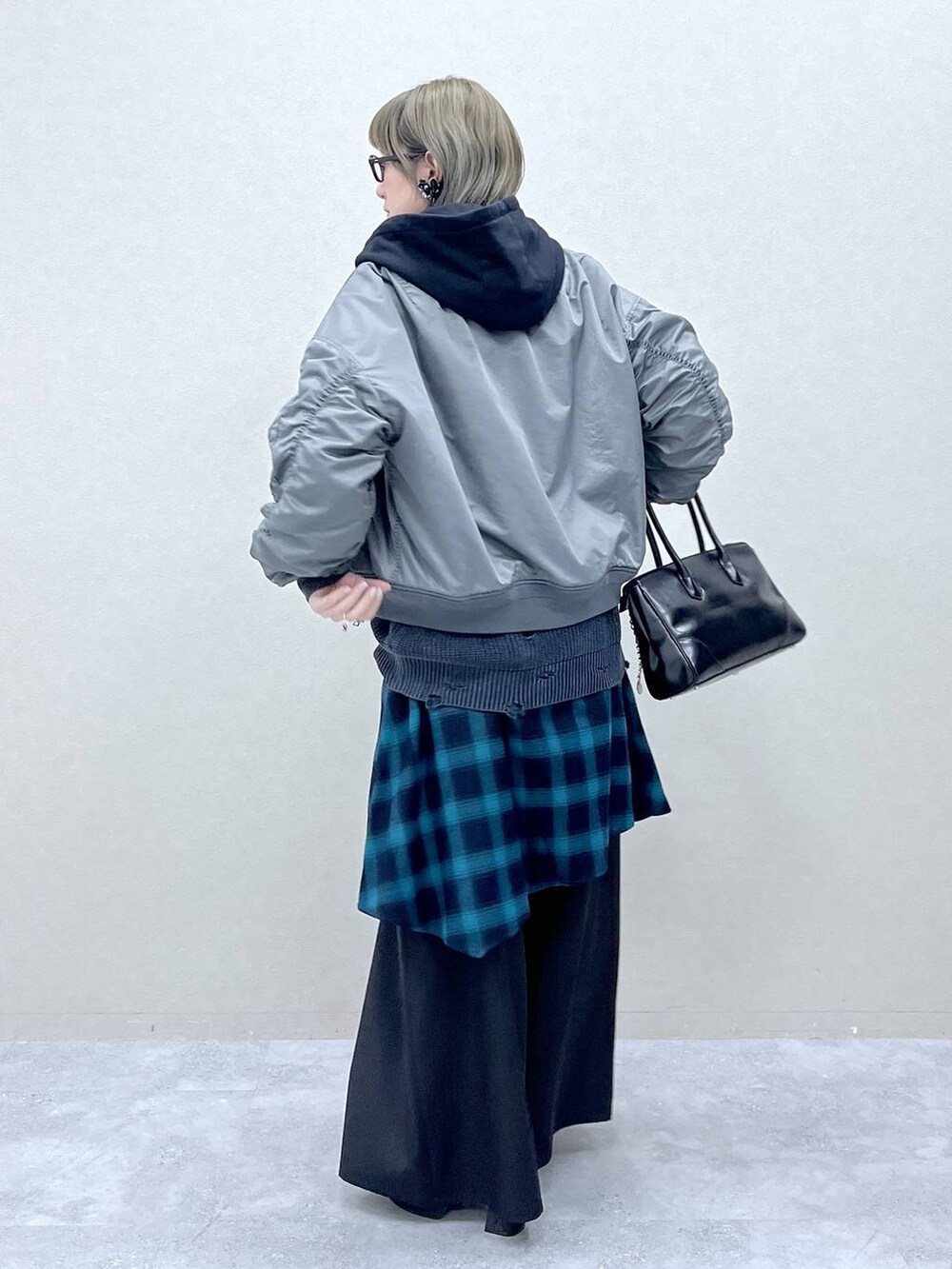 「若見え、モード、カジュアル、女子会、高身長、着痩せ、きれいめ、HARE、着痩せ・細見え、Over40スタッフ、ユニセックス、メンズライク、ブルゾン、チェック、ニット」｜「HAREのガラソールチャンキーブーツ(HARE)（ブーツ、ブラック系）」を使った、inhhhan®さん（レディース・165cm）の冬コーディネートの6枚目の写真