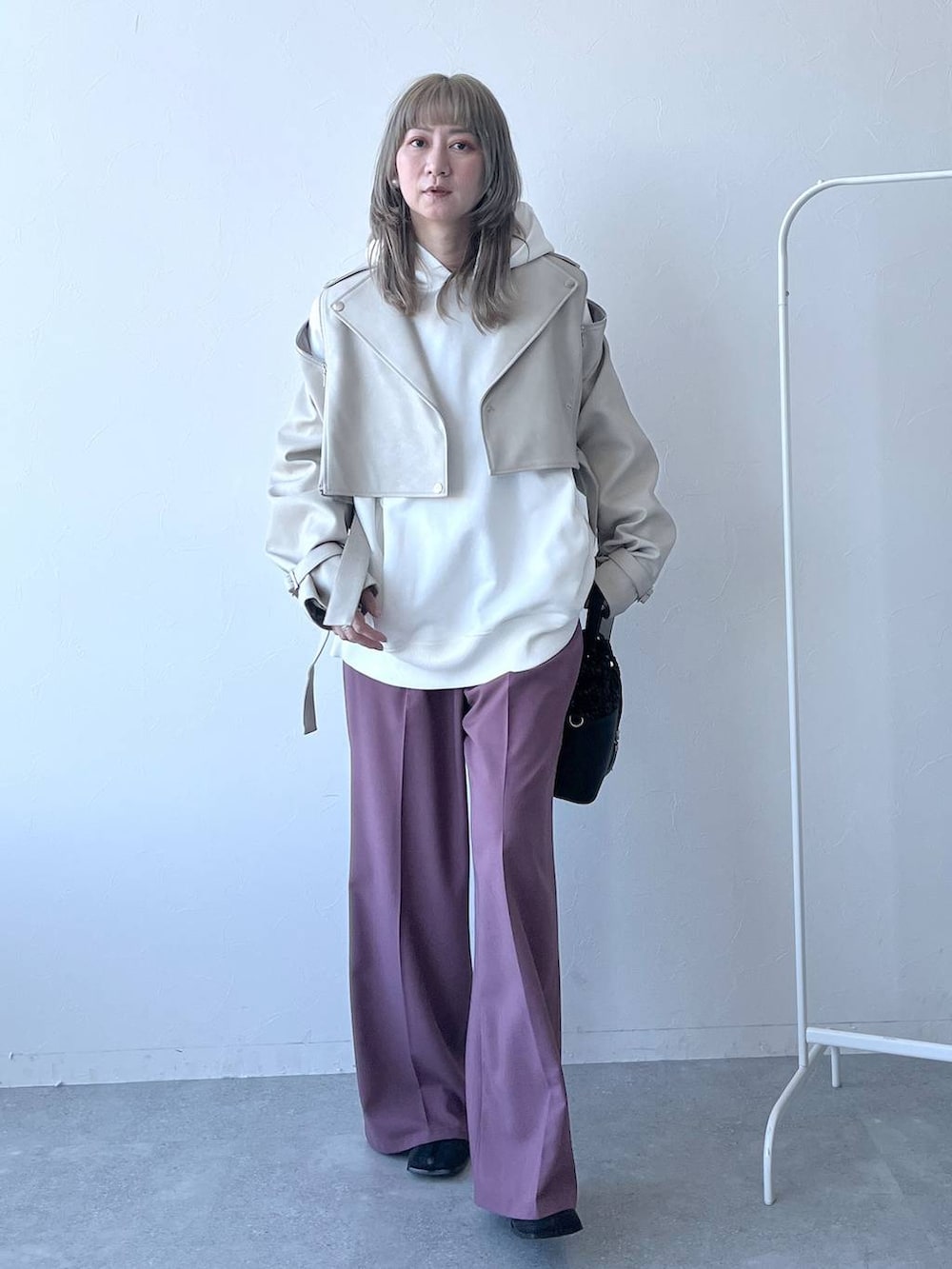 「若見え、モード、カジュアル、デート/ロマンティック、女子会、着痩せ、高見え、きれいめ、HARE、着痩せ・細見え、ワイドパンツ、ライダースジャケット、パーカー」｜「HAREのフェイクレザージップライダース(HARE)（ライダースジャケット、ホワイト系）」を使った、inhhhan®さん（レディース・165cm）の冬コーディネートの9枚目の写真