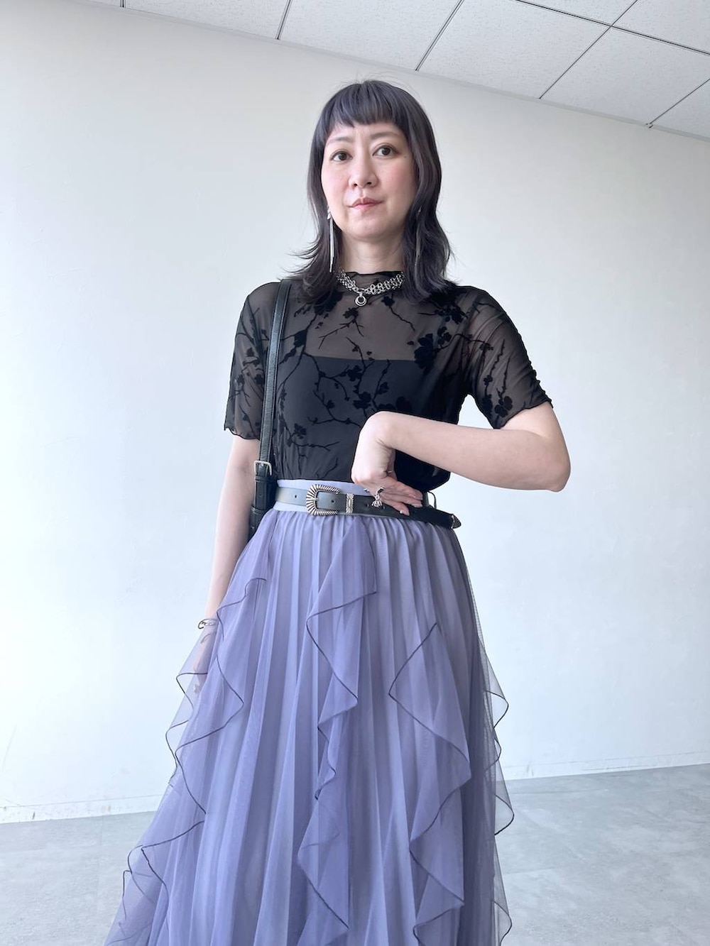 「HARE、着痩せ・細見え、Over40スタッフ、若見え、モード、カジュアル、女子会、高身長、着痩せ、きれいめ、スカート」｜「HAREのシアーレイヤープリーツスカート(HARE)（スカート、パープル系）」を使った、inhhhan®さん（レディース・165cm）の春コーディネートの3枚目の写真