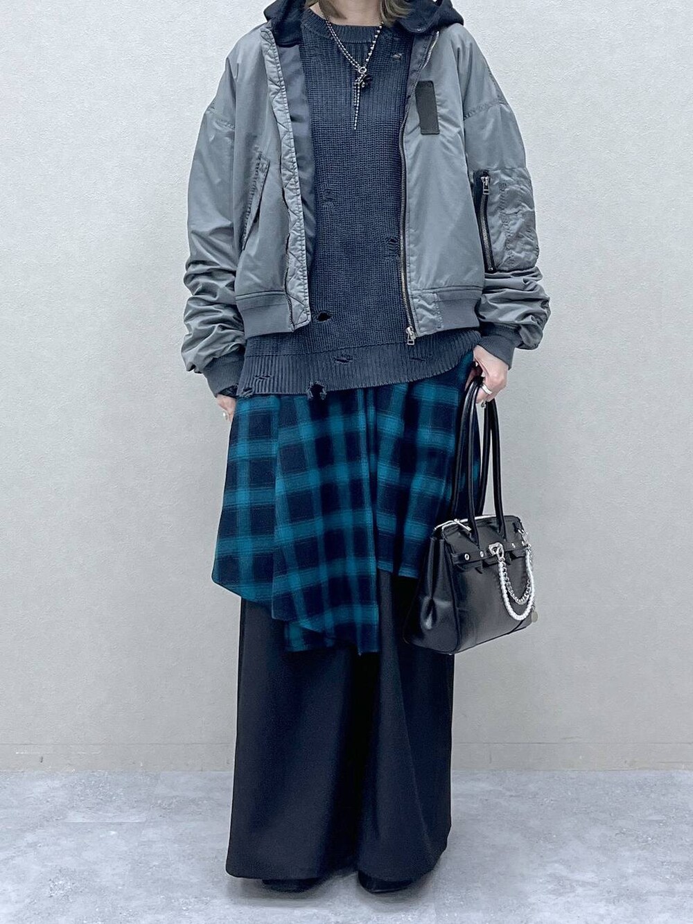 「若見え、モード、カジュアル、女子会、高身長、着痩せ、きれいめ、HARE、着痩せ・細見え、Over40スタッフ、ユニセックス、メンズライク、ブルゾン、チェック、ニット」｜「HAREのガラソールチャンキーブーツ(HARE)（ブーツ、ブラック系）」を使った、inhhhan®さん（レディース・165cm）の冬コーディネートの4枚目の写真