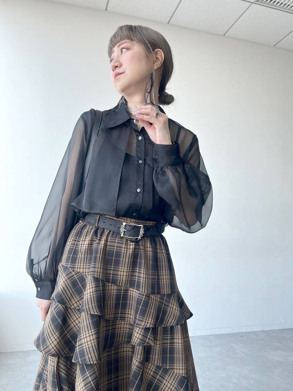 「スカート、チェック、シアートップス、若見え、モード、カジュアル、女子会、高身長、着痩せ、きれいめ、HARE、着痩せ・細見え、Over40スタッフ」|「HAREのデザインレースアップブーサン(HARE)(サンダル、ブラック系)」を使った、inhhhan®さん(レディース・165cm)の春コーディネートの3枚目の写真