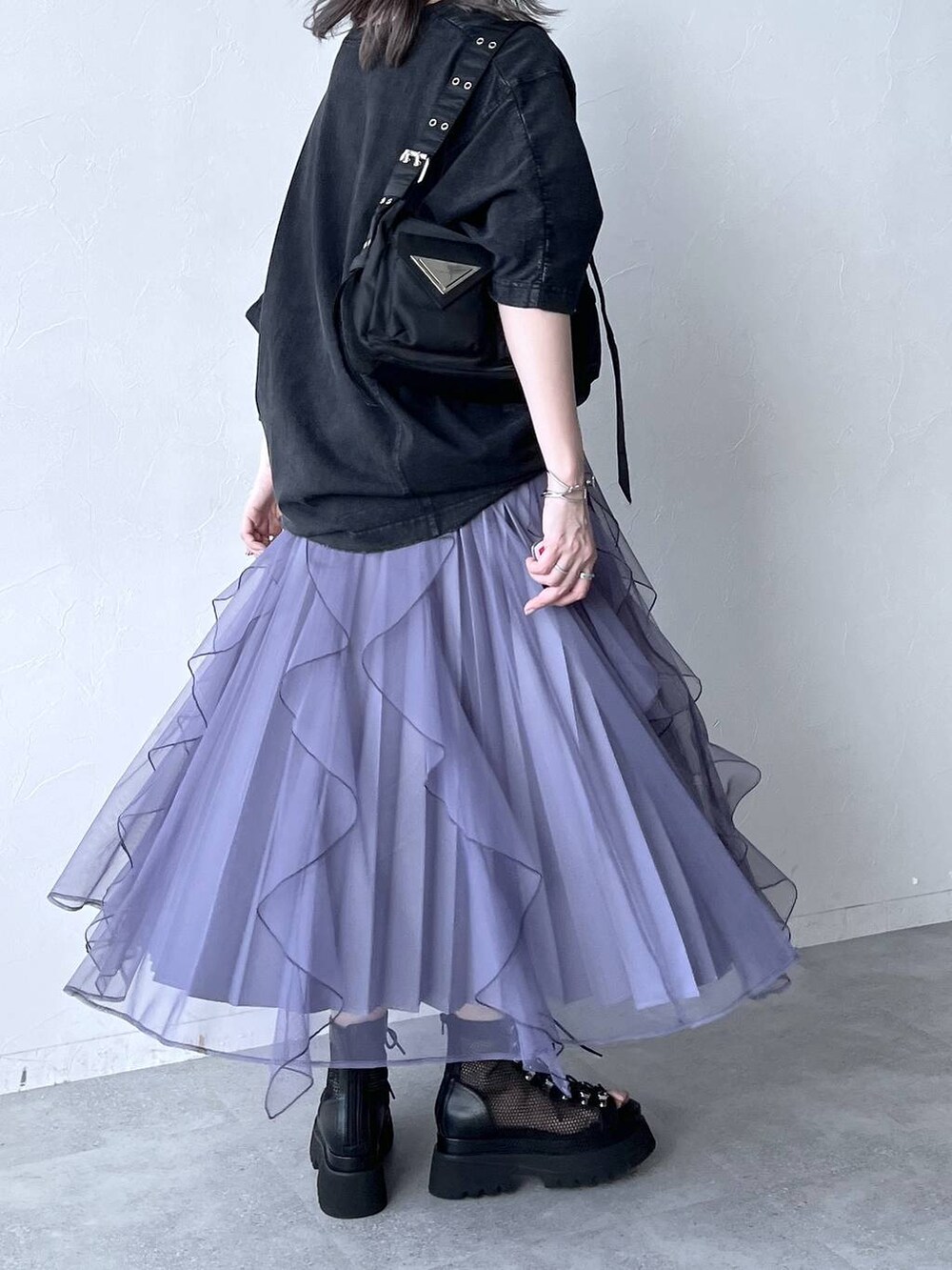 「着痩せ、Tシャツ、Over40スタッフ、若見え、モード、カジュアル、女子会、高身長、きれいめ、HARE、着痩せ・細見え、スカート」|「HAREのデザインレースアップブーサン(HARE)(サンダル、ブラック系)」を使った、inhhhan®さん(レディース・165cm)の春コーディネートの5枚目の写真