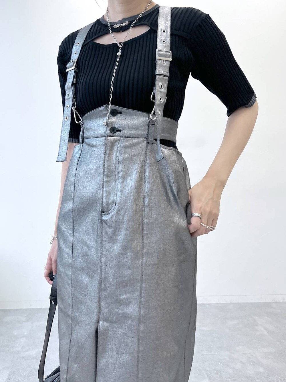 ブラック系のサンダル、ブラック系のショルダーバッグ、シルバー系のスカートを着用したレディースの春コーディネートの3枚目の写真