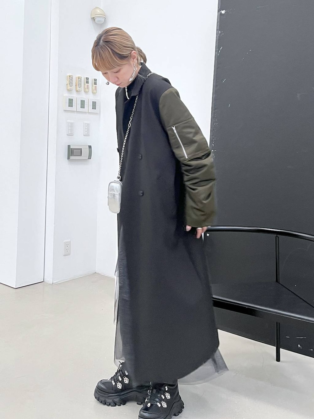 「若見え、モード、カジュアル、女子会、高身長、着痩せ、きれいめ、HARE、着痩せ・細見え、Over40スタッフ、コート、MA-1、スカート、ウエストゴム、スニーカー」｜「HAREのチャイナパーツスニーカー(HARE)（スニーカー、ブラック系）」を使った、inhhhan®さん（レディース・165cm）の秋コーディネートの9枚目の写真