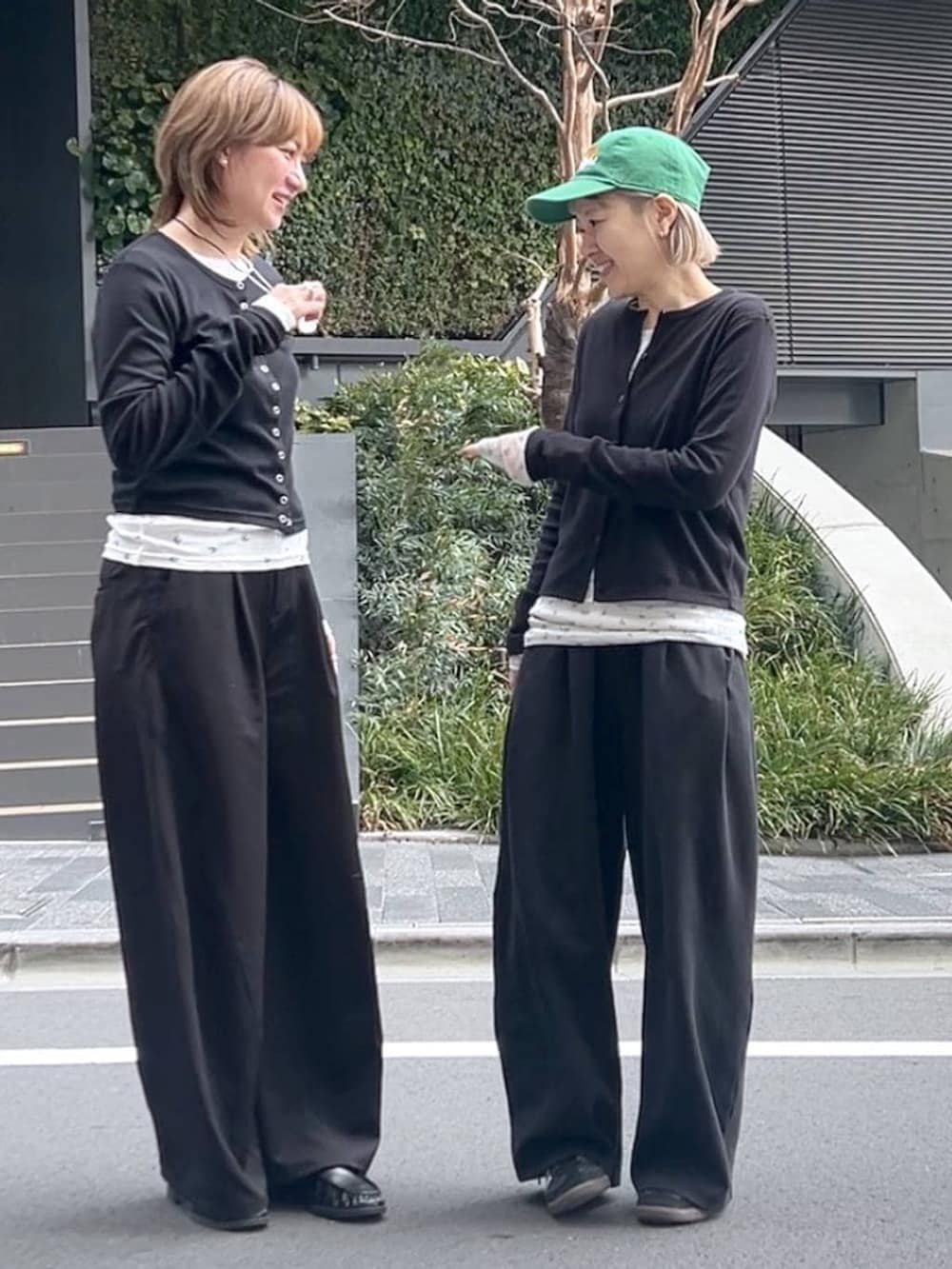 ホワイト系のTシャツ/カットソー、ホワイト系のTシャツ/カットソー、ブラック系のローファーを着用したレディースの春コーディネートの6枚目の写真