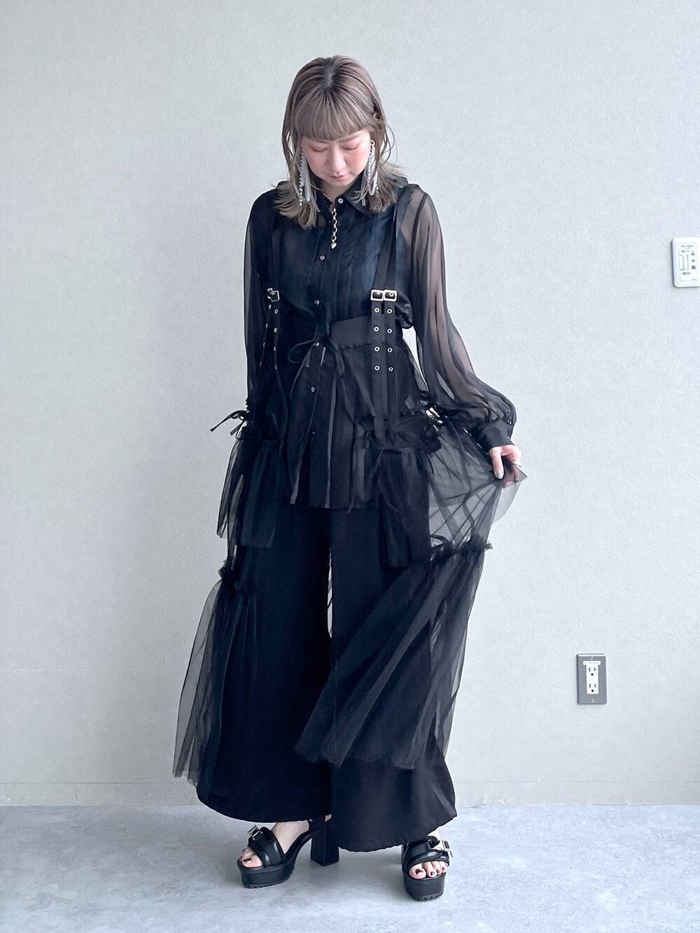 「着痩せ、きれいめ、HARE、着痩せ・細見え、Over40スタッフ、若見え、モード、カジュアル、女子会、高身長、ワントーン、ブラックコーデ、チュールスカート、シアートップス」｜「HAREのモチーフツキチェーンネックレス(HARE)（ネックレス、シルバー系）」を使った、inhhhan®さん（レディース・165cm）の夏コーディネートの9枚目の写真