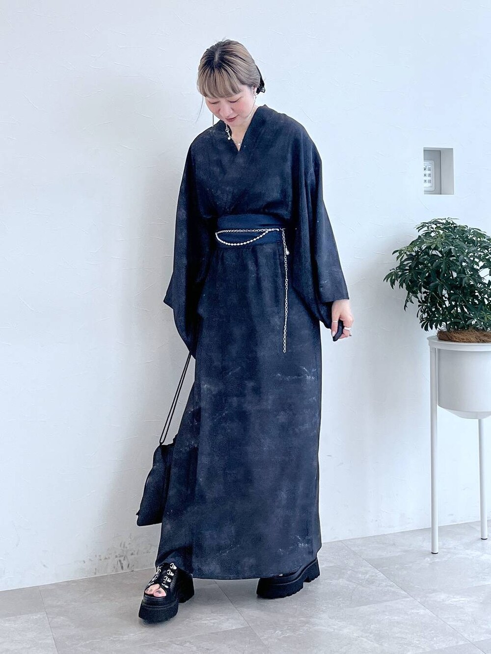 ブラック系のサンダル、シルバー系のピアス（両耳用）、ブルー系の浴衣を着用したレディースの夏コーディネートの6枚目の写真