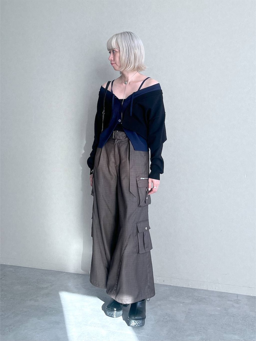 ブラック系のカーディガン/ボレロ、ブラウン系のカーゴパンツ、シルバー系のネックレスを着用したレディースの夏コーディネートの9枚目の写真
