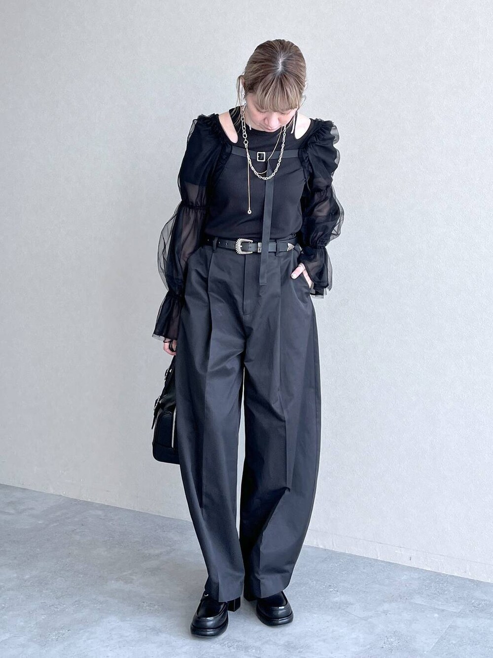 ブラック系のカーディガン/ボレロ、ブラック系のチノパンツ、ブラック系のTシャツ/カットソーを着用したレディースの夏コーディネートの8枚目の写真