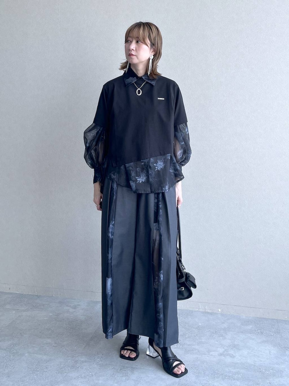 ブラック系のTシャツ/カットソー、ブラック系のサンダル、ブラック系のシャツ/ブラウスを着用したレディースの春コーディネートの9枚目の写真