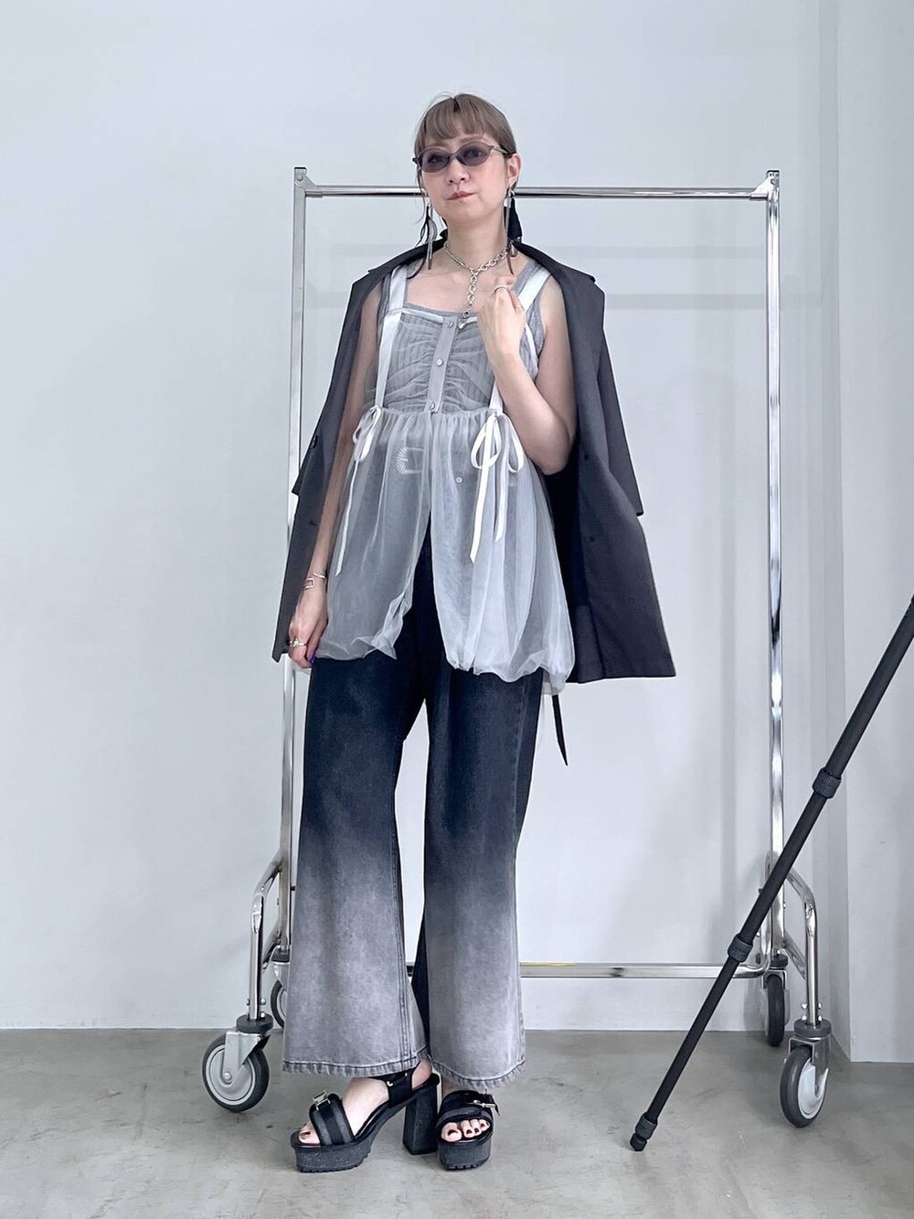 「ジャケット、ジャケットスタイル、デニムパンツ、ビスチェ、若見え、モード、カジュアル、女子会、高身長、着痩せ、きれいめ、HARE、着痩せ・細見え、Over40スタッフ」|「HAREの2PSETバングル(HARE)(バングル/リストバンド、シルバー系)」を使った、inhhhan®さん(レディース・165cm)の夏コーディネートの6枚目の写真