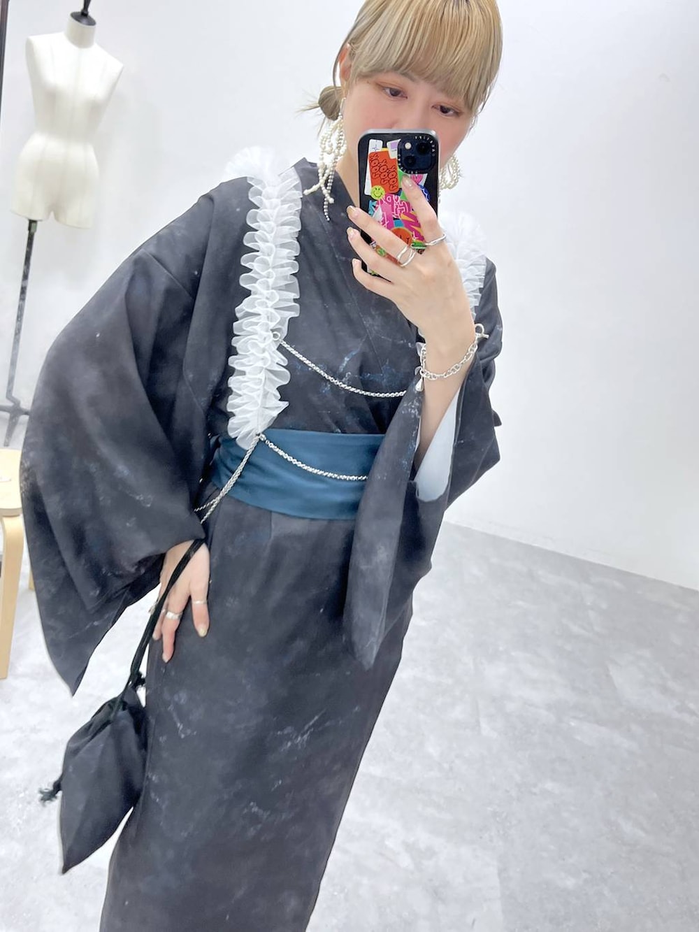 「Over40スタッフ、若見え、モード、カジュアル、女子会、高身長、着痩せ、きれいめ、HARE、着痩せ・細見え、浴衣、ユニセックス」｜「HAREのクリアヒールメッシュミュール(HARE)（サンダル、ブラック系）」を使った、inhhhan®さん（レディース・165cm）の春コーディネートの5枚目の写真