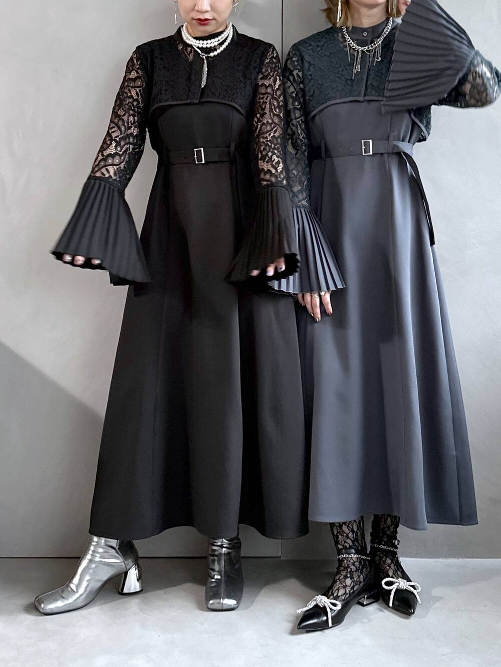 シルバー系のブーツ、ブラック系のパンプス、ブラック系のドレスを着用したレディースの夏コーディネートの6枚目の写真