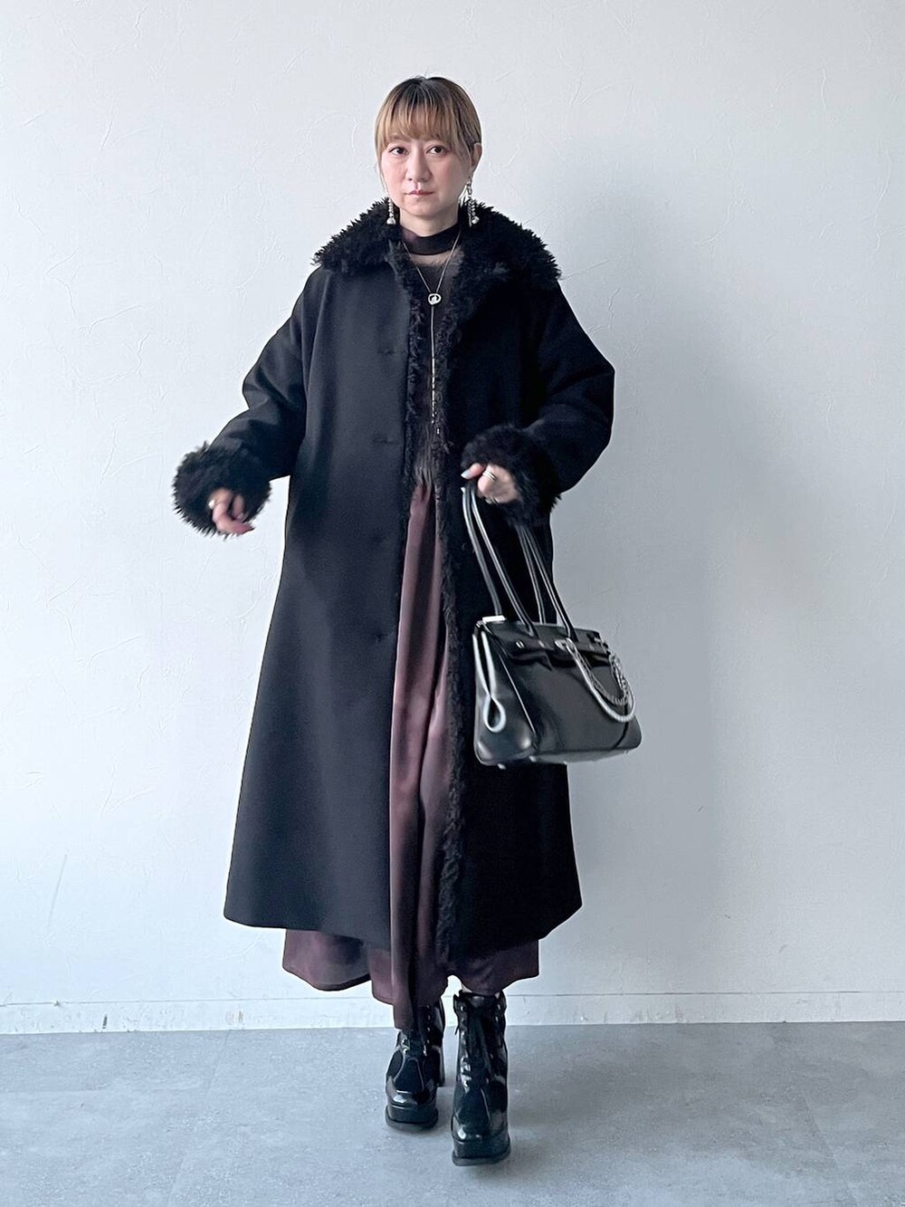 「若見え、モード、カジュアル、女子会、高身長、着痩せ、きれいめ、HARE、着痩せ・細見え、Over40スタッフ、ワンピース、ニット、コート」｜「HAREのロングシャギーニットプルオーバー(HARE)（ニット/セーター、グレー系）」を使った、inhhhan®さん（レディース・165cm）の冬コーディネートの8枚目の写真