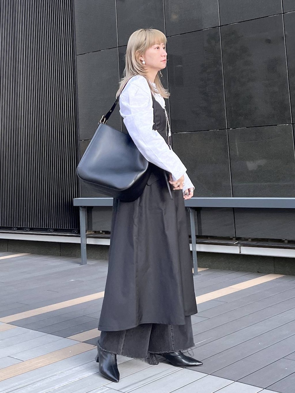 「高見え、きれいめ、HARE、若見え、モード、カジュアル、デート/ロマンティック、女子会、着痩せ、着痩せ・細見え、ワンピース、休日コーデ」｜「HAREの2Pボレロジャケット＊ジップワンピース(HARE)（ワンピース、ブラック系）」を使った、inhhhan®さん（レディース・165cm）の冬コーディネートの7枚目の写真