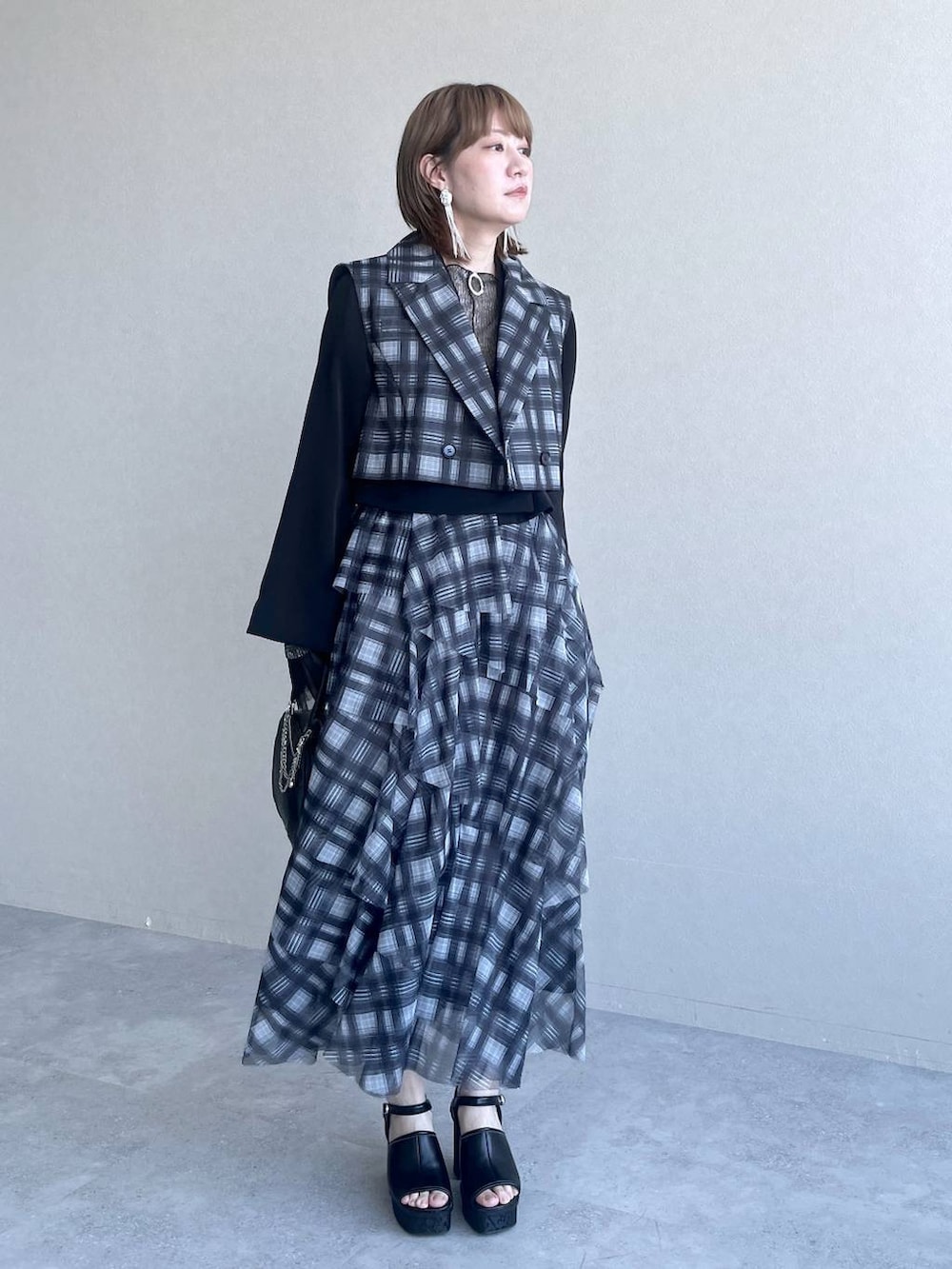 ブラック系のTシャツ/カットソー、ブラック系のテーラードジャケット、ブラック系のショルダーバッグを着用したレディースの春コーディネートの9枚目の写真