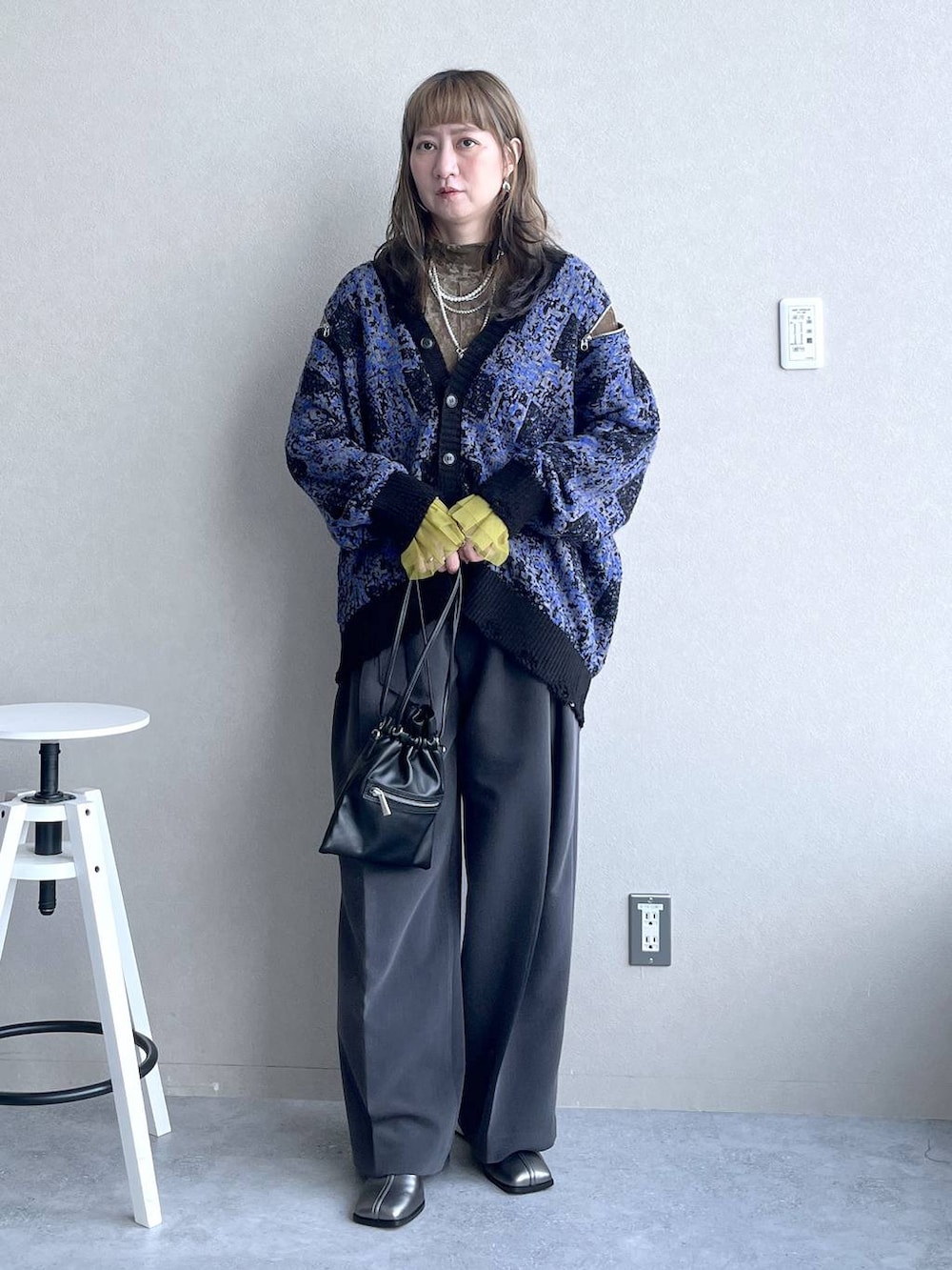 イエロー系のTシャツ/カットソー、シルバー系のブーツ、ブルー系のカーディガン/ボレロを着用したレディースの秋コーディネートの7枚目の写真