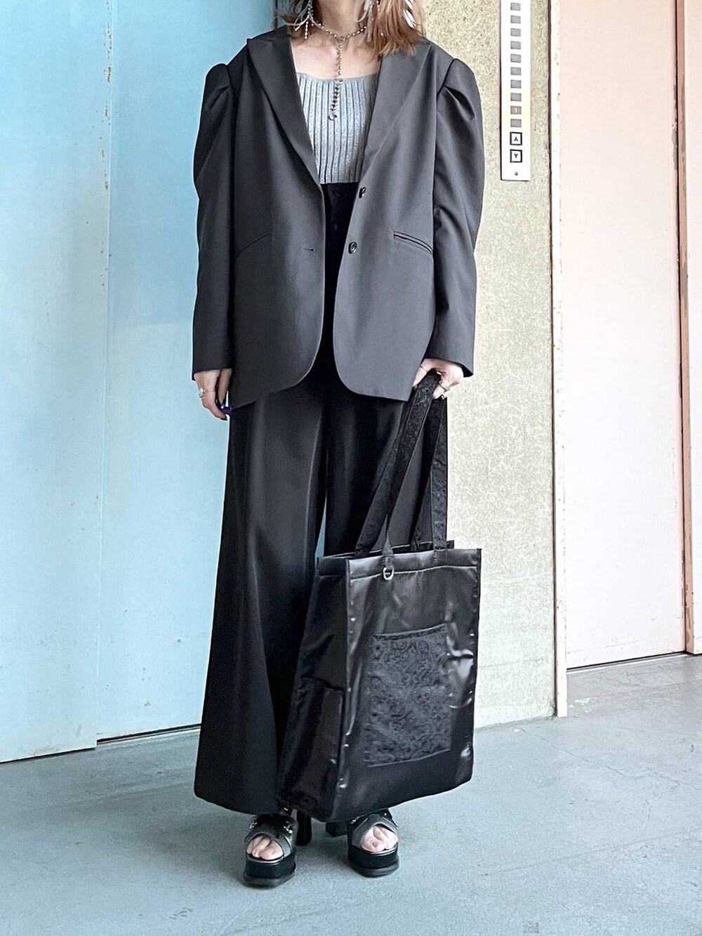 「Over40スタッフ、若見え、モード、カジュアル、女子会、高身長、着痩せ、きれいめ、HARE、着痩せ・細見え、ジャケット、ジャケットスタイル、yuw、ブランドミックス」｜「HAREの2WAYスクエアラメニットタンクトップ(HARE)（タンクトップ、グレー系）」を使った、inhhhan®さん（レディース・165cm）の春コーディネートの3枚目の写真