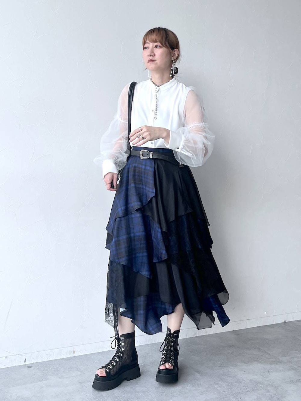 「若見え、モード、カジュアル、女子会、高身長、着痩せ、きれいめ、HARE、着痩せ・細見え、Over40スタッフ、スカート、シャツ」｜「HAREのデザインレースアップブーサン(HARE)（サンダル、ブラック系）」を使った、inhhhan®さん（レディース・165cm）の春コーディネートの7枚目の写真