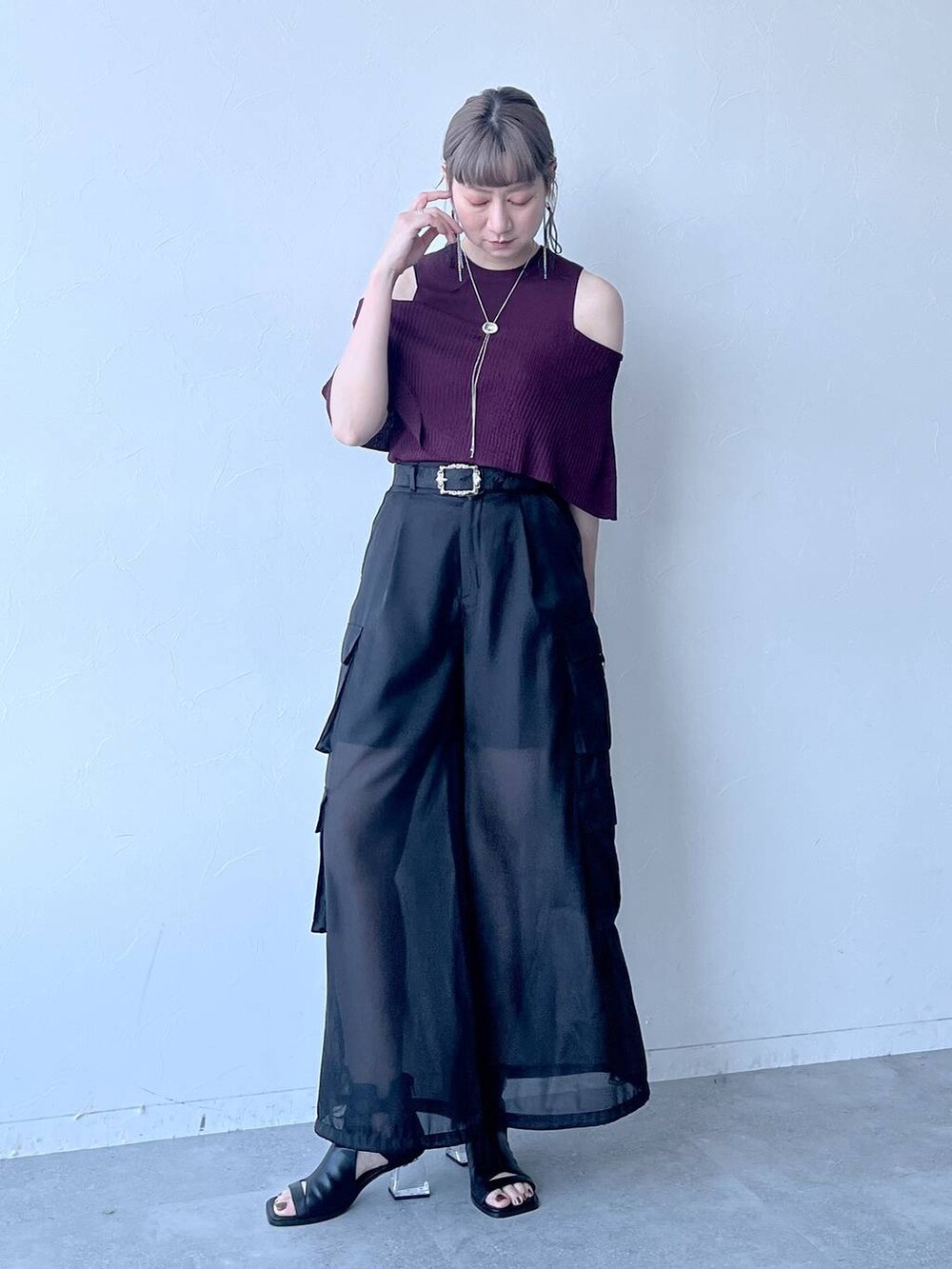 「きれいめ、着痩せ・細見え、Over40スタッフ、ノースリーブ、若見え、モード、カジュアル、女子会、高身長、着痩せ、HARE」｜「HAREの2PSETバングル(HARE)（バングル/リストバンド、シルバー系）」を使った、inhhhan®さん（レディース・165cm）の春コーディネートの2枚目の写真