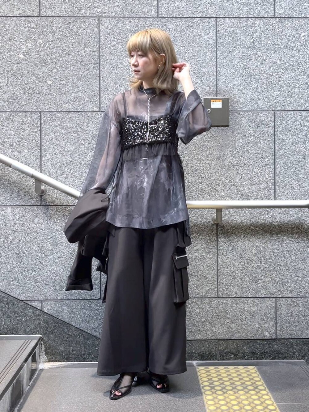 「ワイドパンツ、ビスチェ、ワントーン、若見え、モード、カジュアル、女子会、高身長、着痩せ、きれいめ、HARE、着痩せ・細見え、Over40スタッフ」｜「HAREのメタルヒールメッシュブーサン(HARE)（サンダル、ブラック系）」を使った、inhhhan®さん（レディース・165cm）の春コーディネートの2枚目の写真