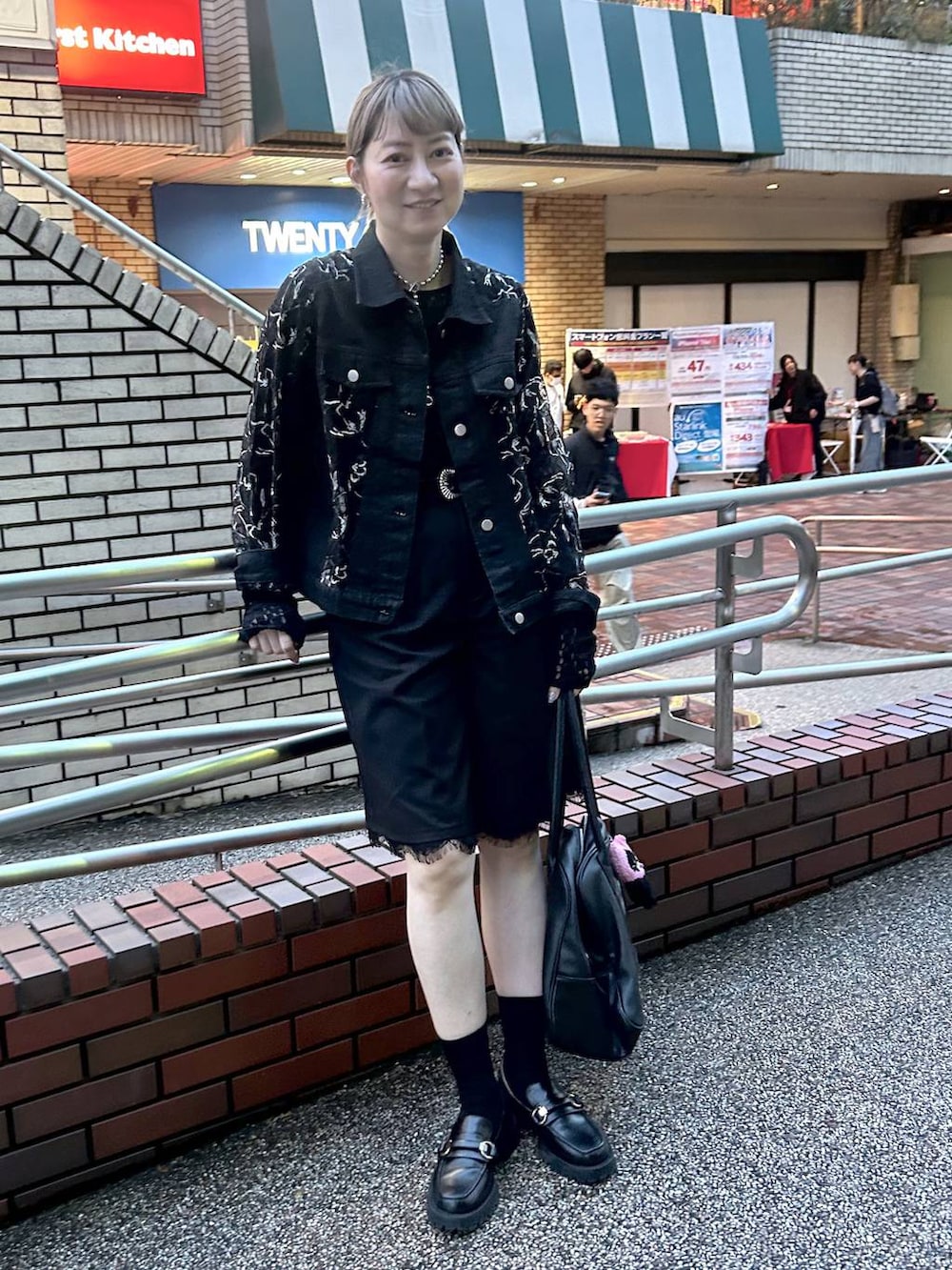 「若見え、モード、カジュアル、女子会、高身長、着痩せ、デニムパンツ、ハーフパンツ、きれいめ、HARE、着痩せ・細見え、Over40スタッフ、ワントーン、ブラックコーデ、ブランドミックス」｜「eLの【eL】Large Boston Bag/288120（ショルダーバッグ、ブラック系）」を使った、inhhhan®さん（レディース・165cm）の春コーディネートの6枚目の写真