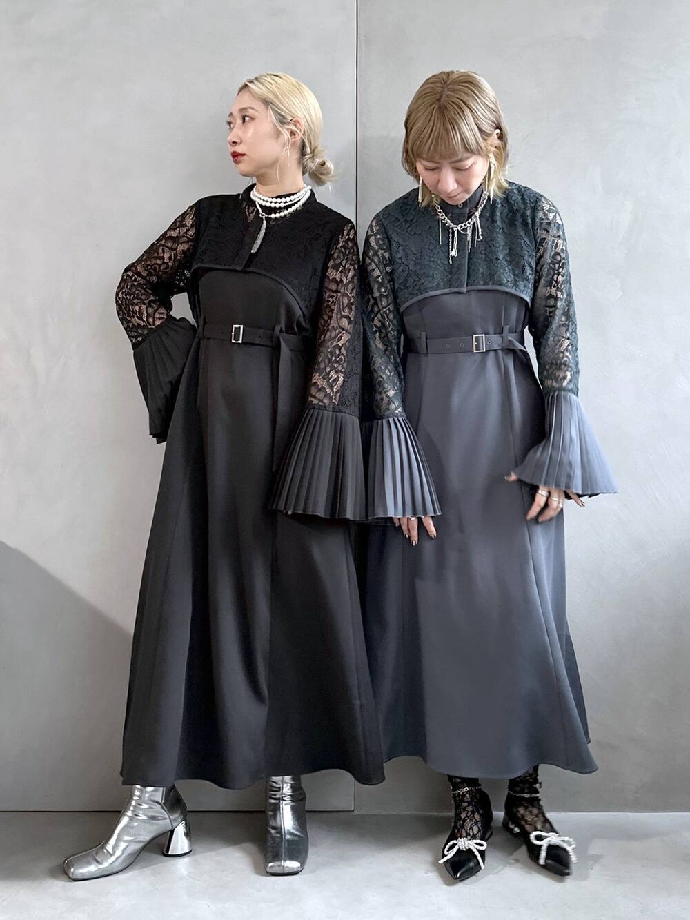 シルバー系のブーツ、ブラック系のパンプス、ブラック系のドレスを着用したレディースの夏コーディネートの7枚目の写真