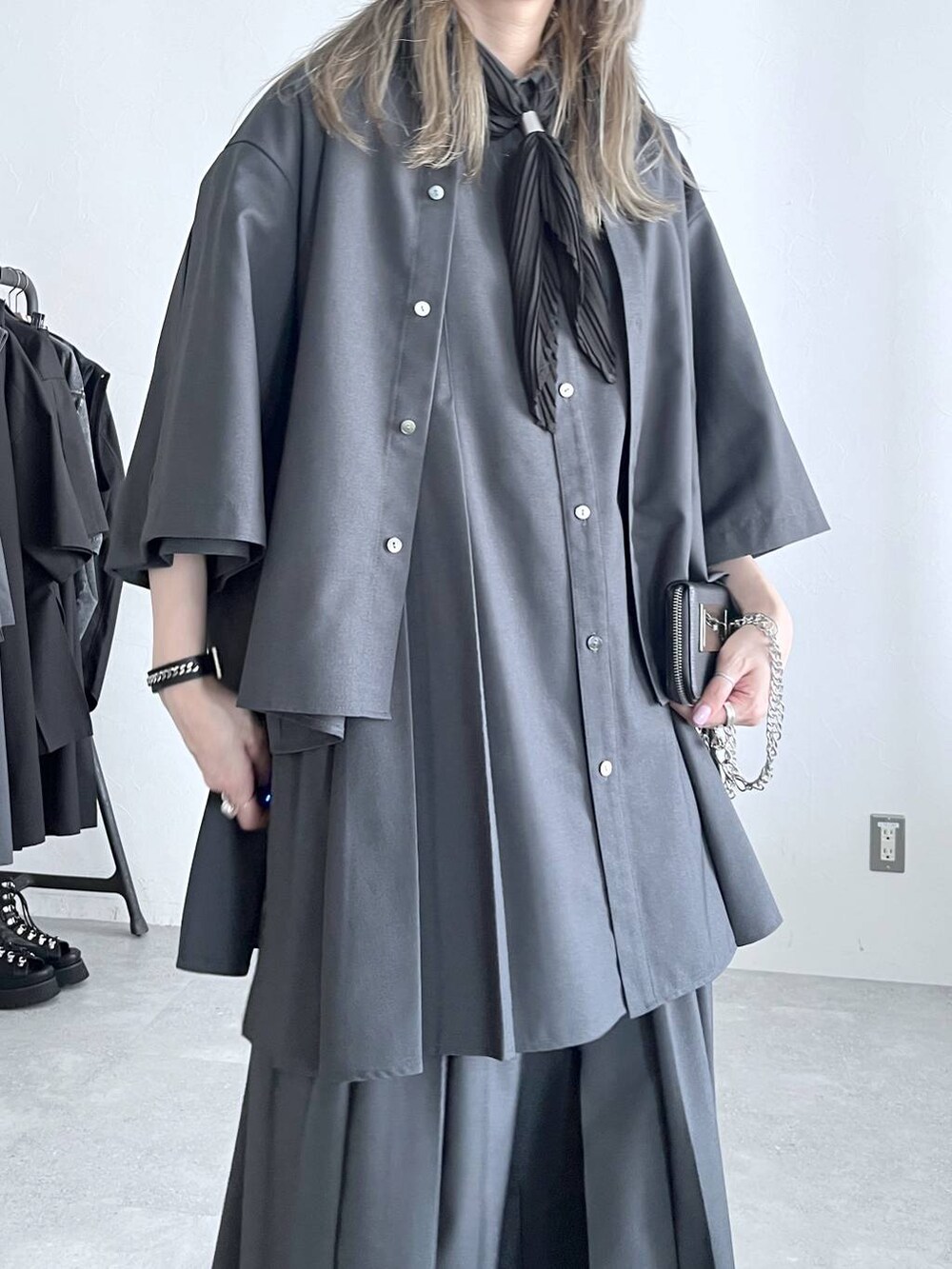 「若見え、モード、カジュアル、女子会、高身長、着痩せ、きれいめ、HARE、着痩せ・細見え、Over40スタッフ、ユニセックス、ワイドパンツ、ワントーン」｜「HAREのメタルヒールメッシュブーサン(HARE)（サンダル、ブラック系）」を使った、inhhhan®さん（レディース・165cm）の春コーディネートの3枚目の写真